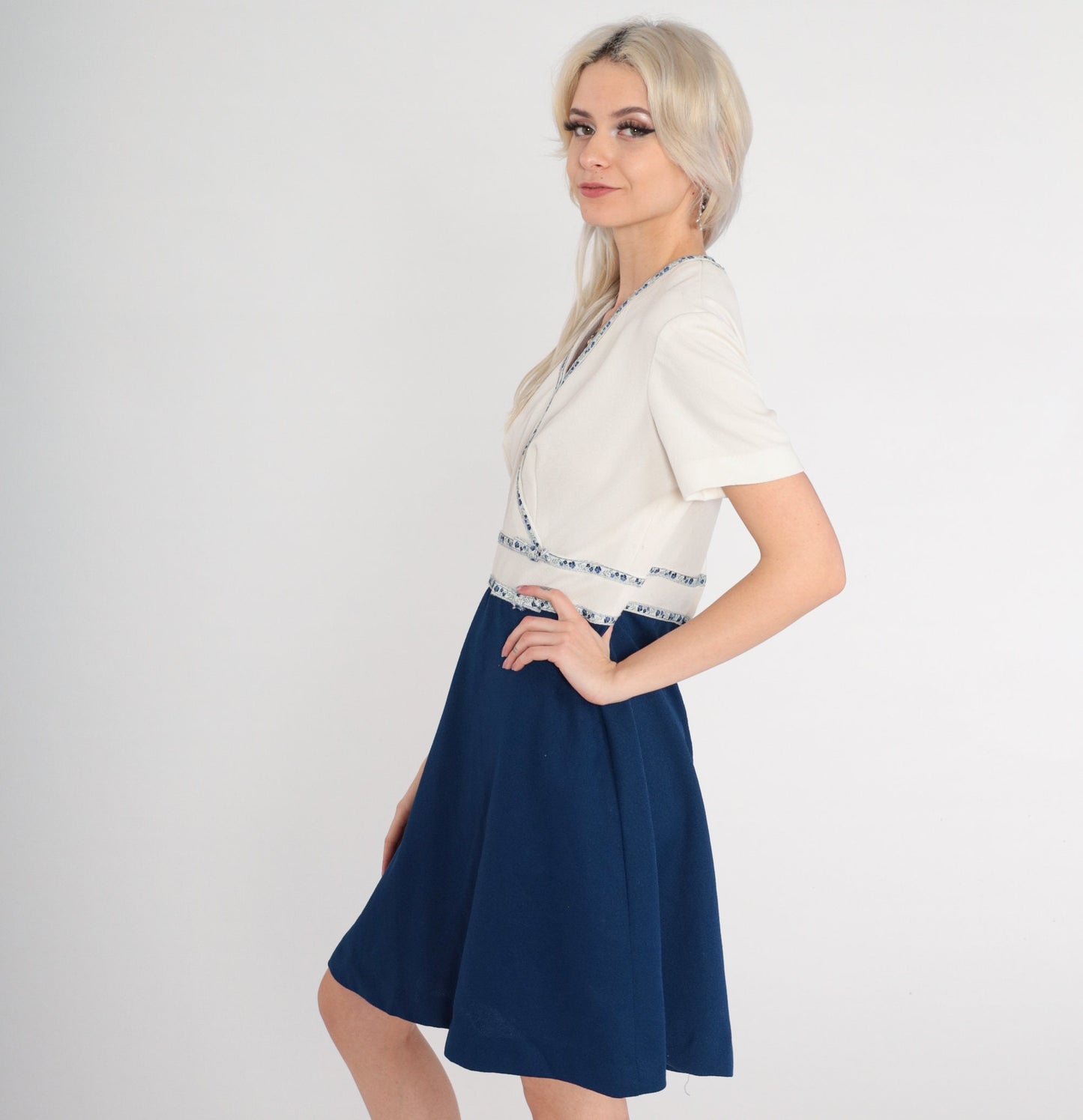 70s Blue White Color Block Mini Dress V-Neck High Waist Floral Trim Medium