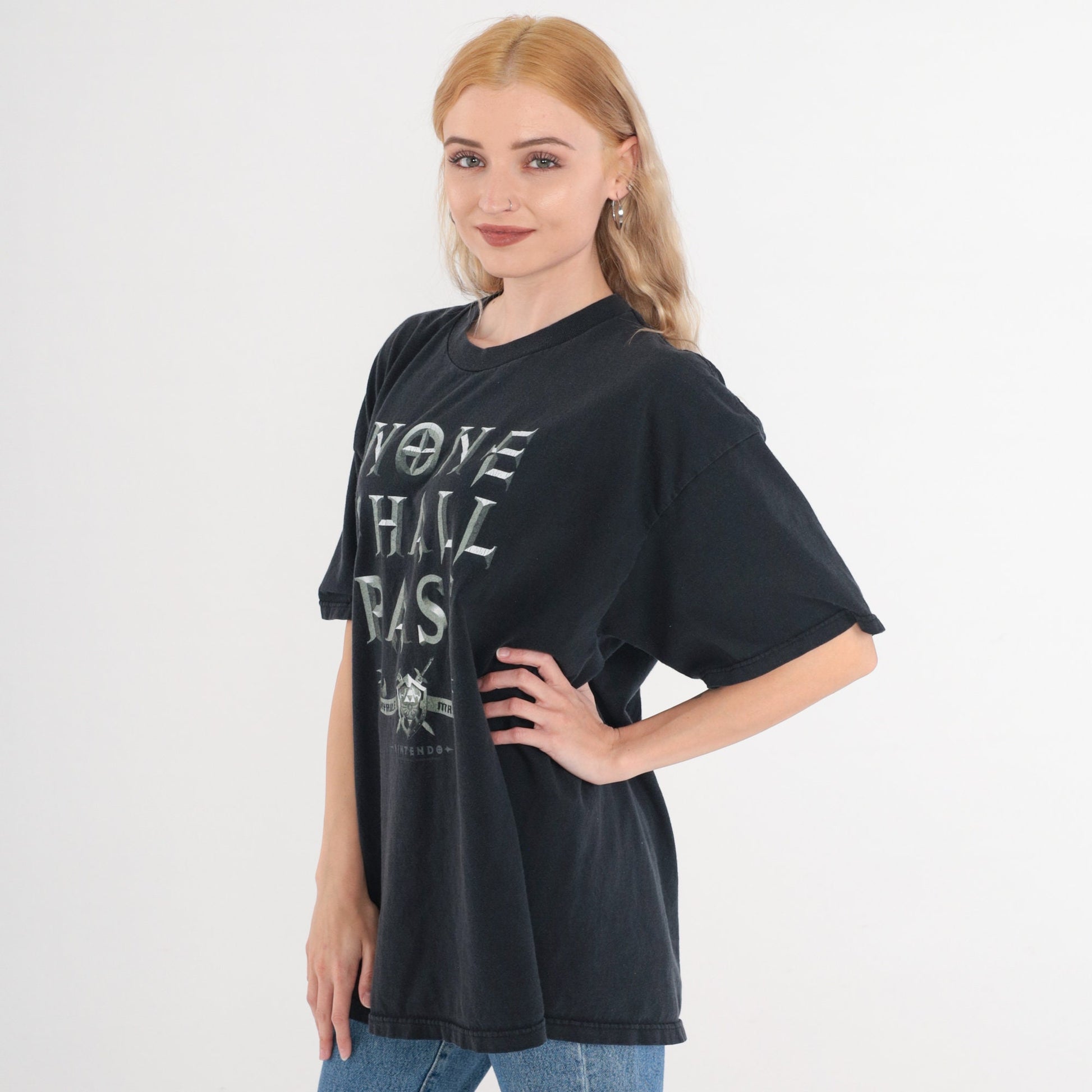 2005 Legend of Zelda Hyrule Master None Shall Pass Graphic Tee Black XL