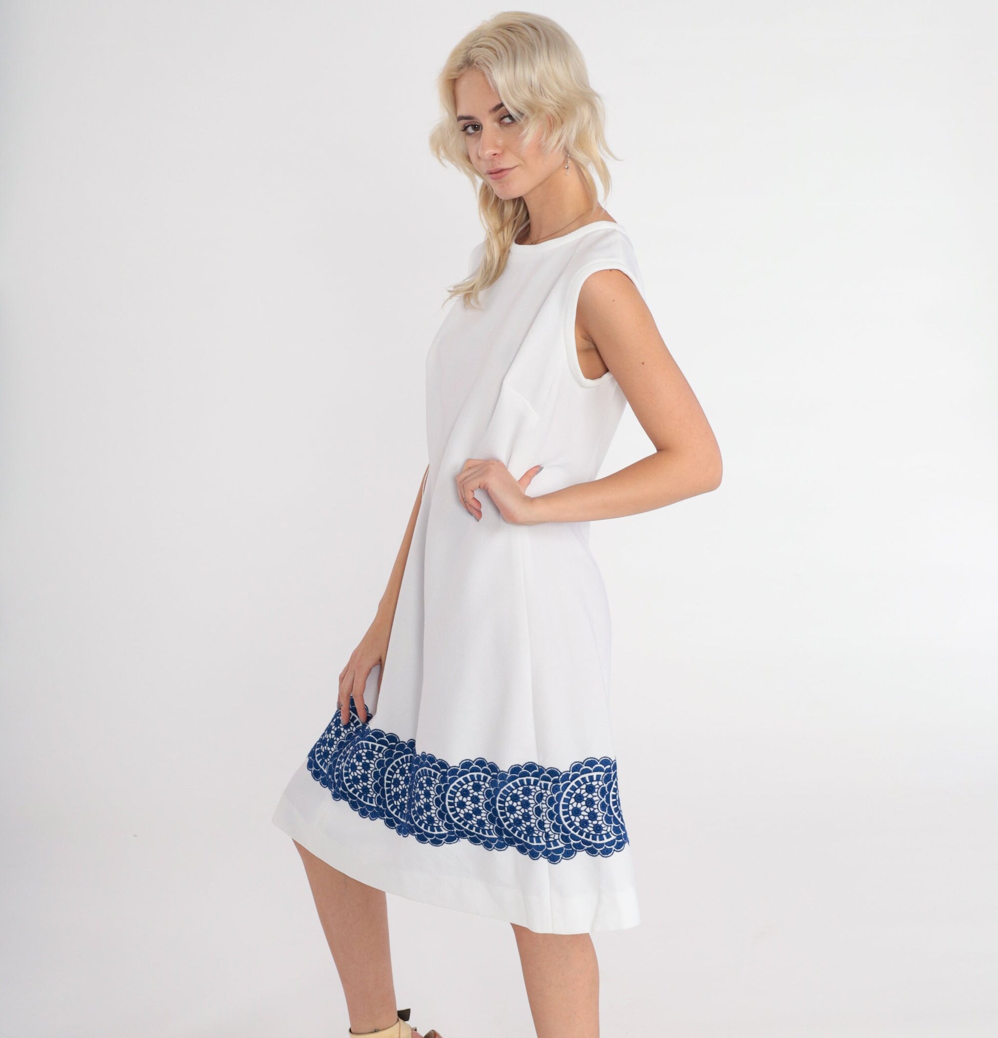 70s White Shift Dress Blue Mandala Print Sleeveless Knee-Length Medium