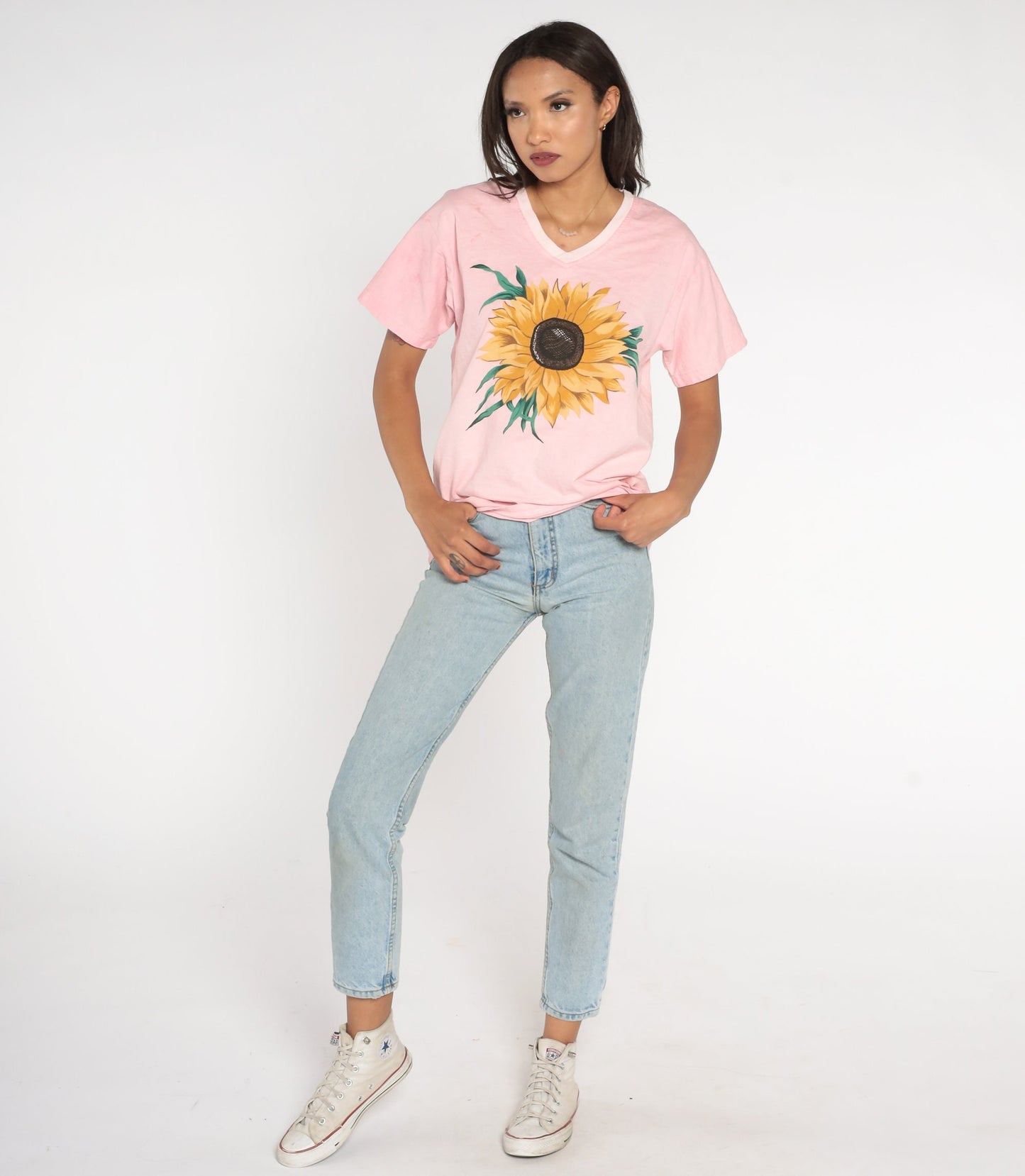 90s Sunflower Graphic T-Shirt Baby Pink V-Neck Cotton Tee Small