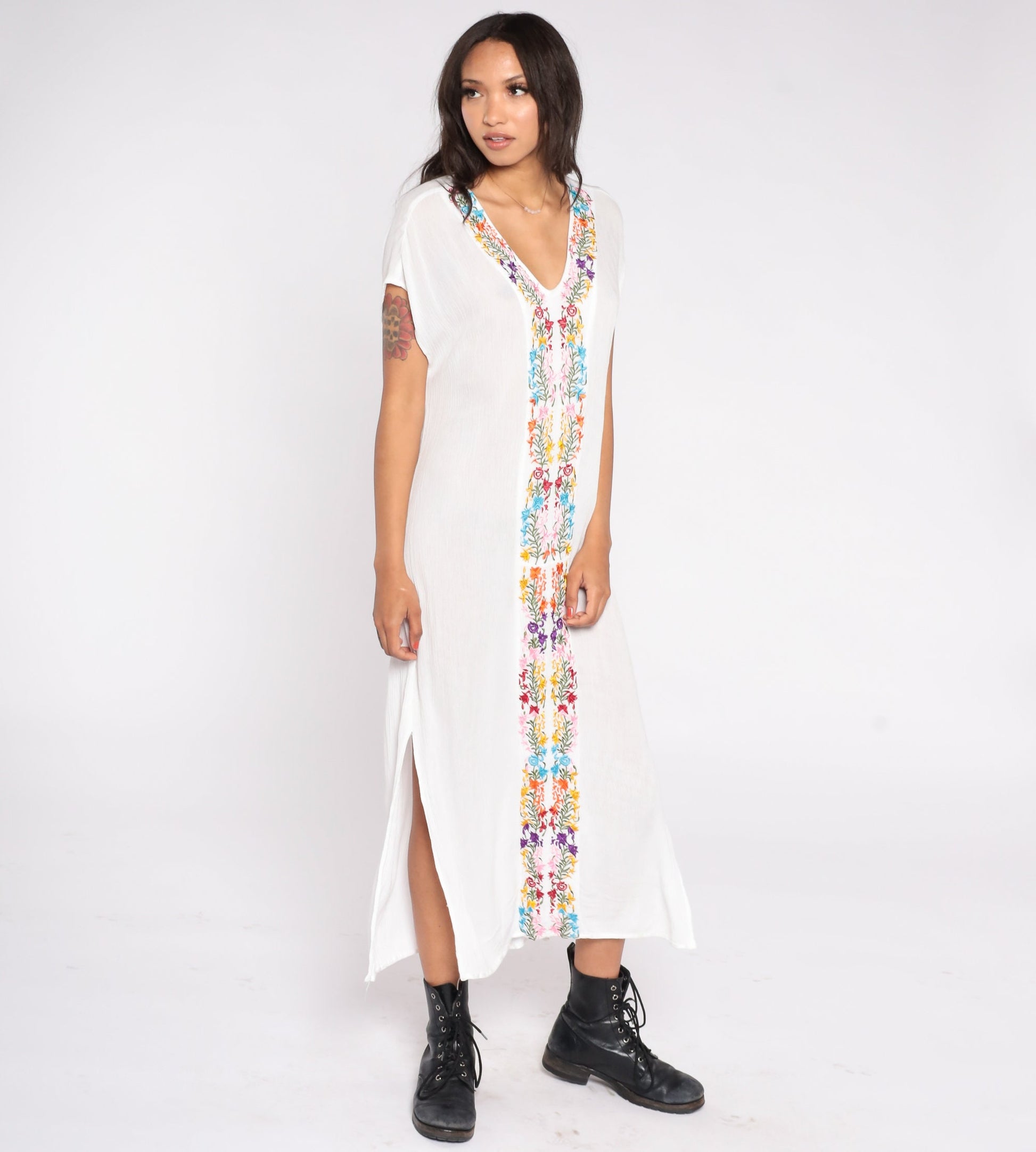 Y2K White Floral Embroidered Midi Dress Cap Sleeve V-Neck Side Slit Medium