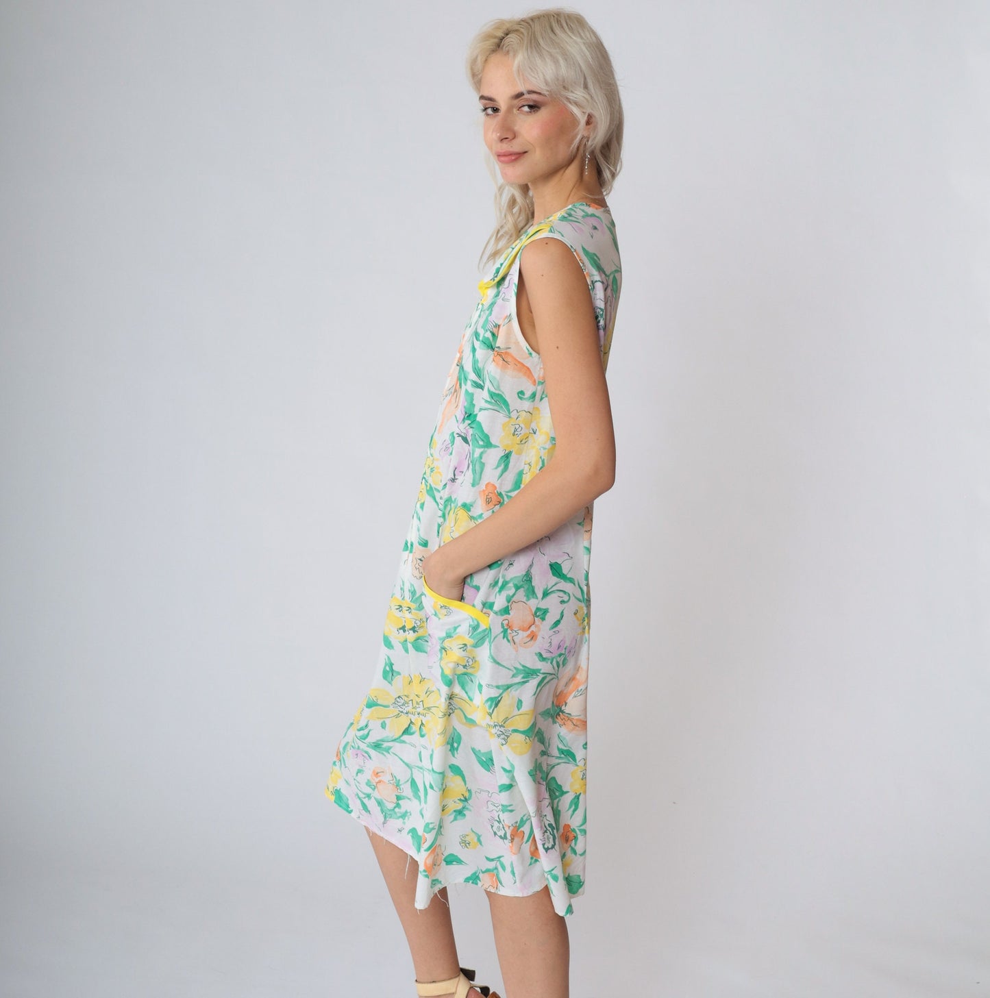 1970s White Floral Shift Dress Rounded Collar Zip Front Knee Length Small S