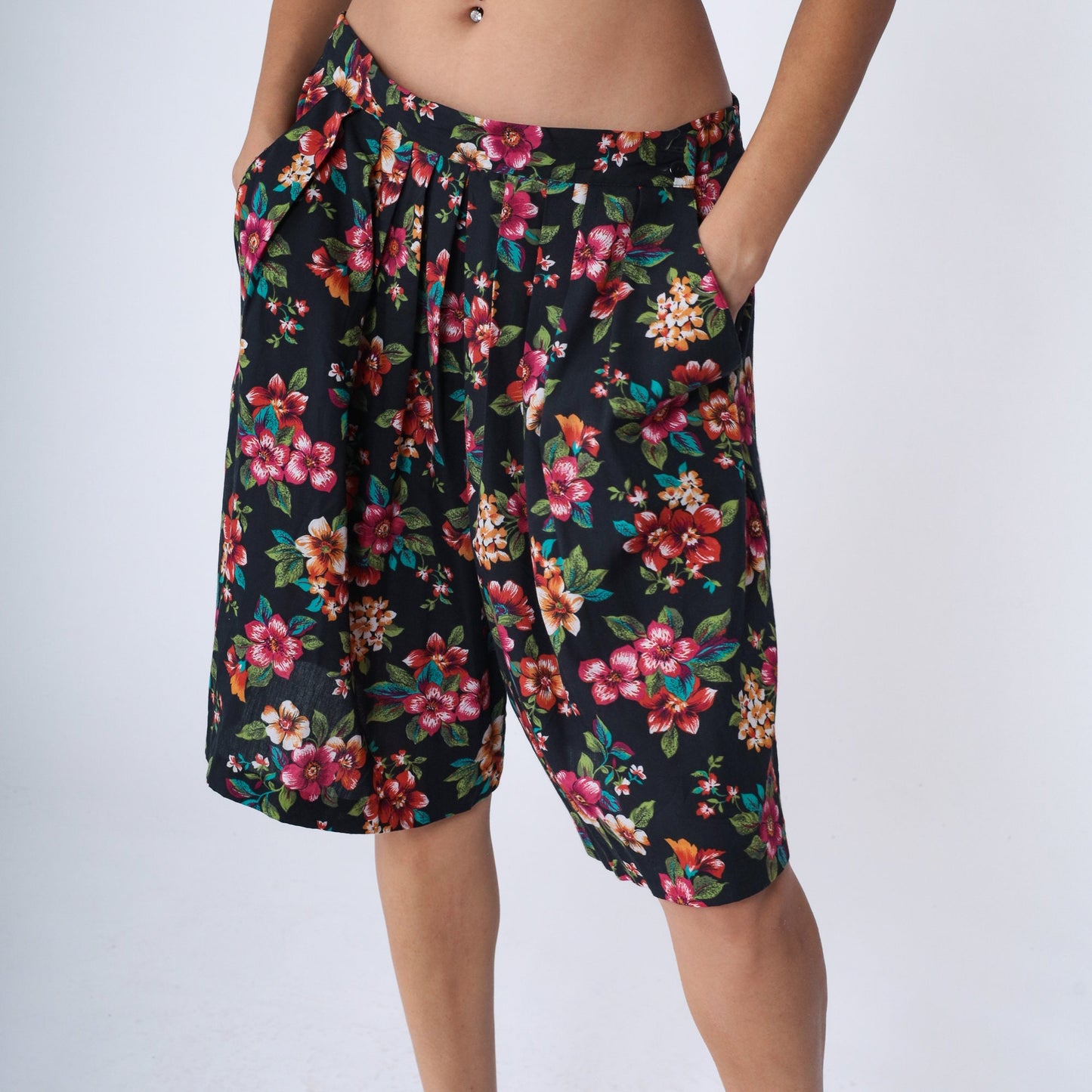 90s Black Floral Print High-Waist Pleated Shorts Bermuda Large L