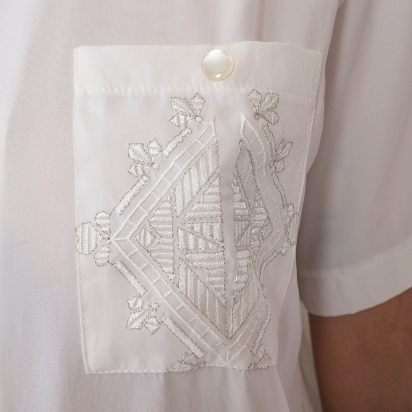 90s White Geometric Embroidered Button-Up Blouse Cutout Collar Short Sleeve Large L