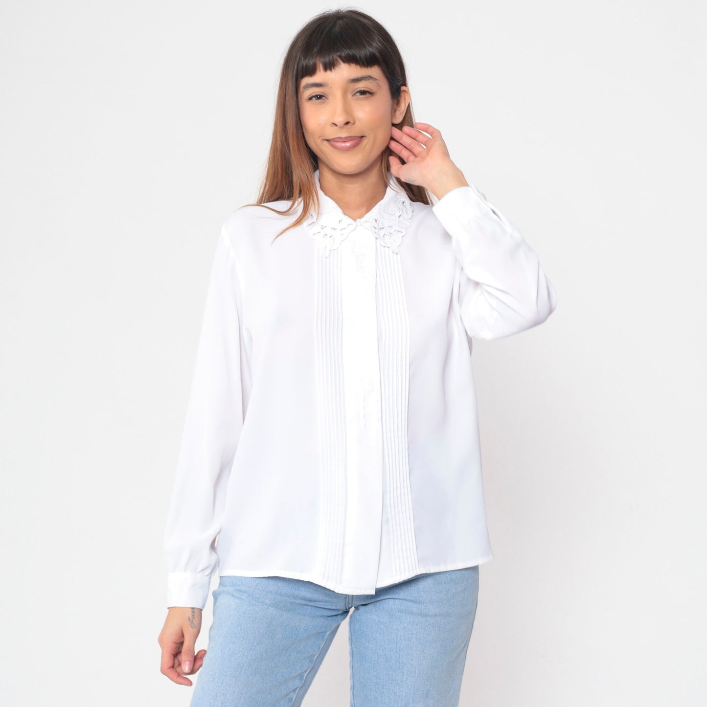 90s Karen Scott White Pleated Blouse Floral Embroidered Cutout Collar Small