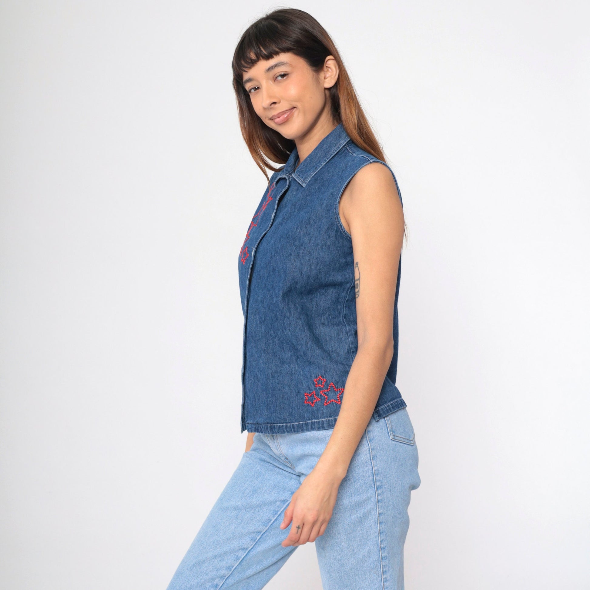 90s Denim Star Embroidered Sleeveless Button Up Blouse Blue Red Medium
