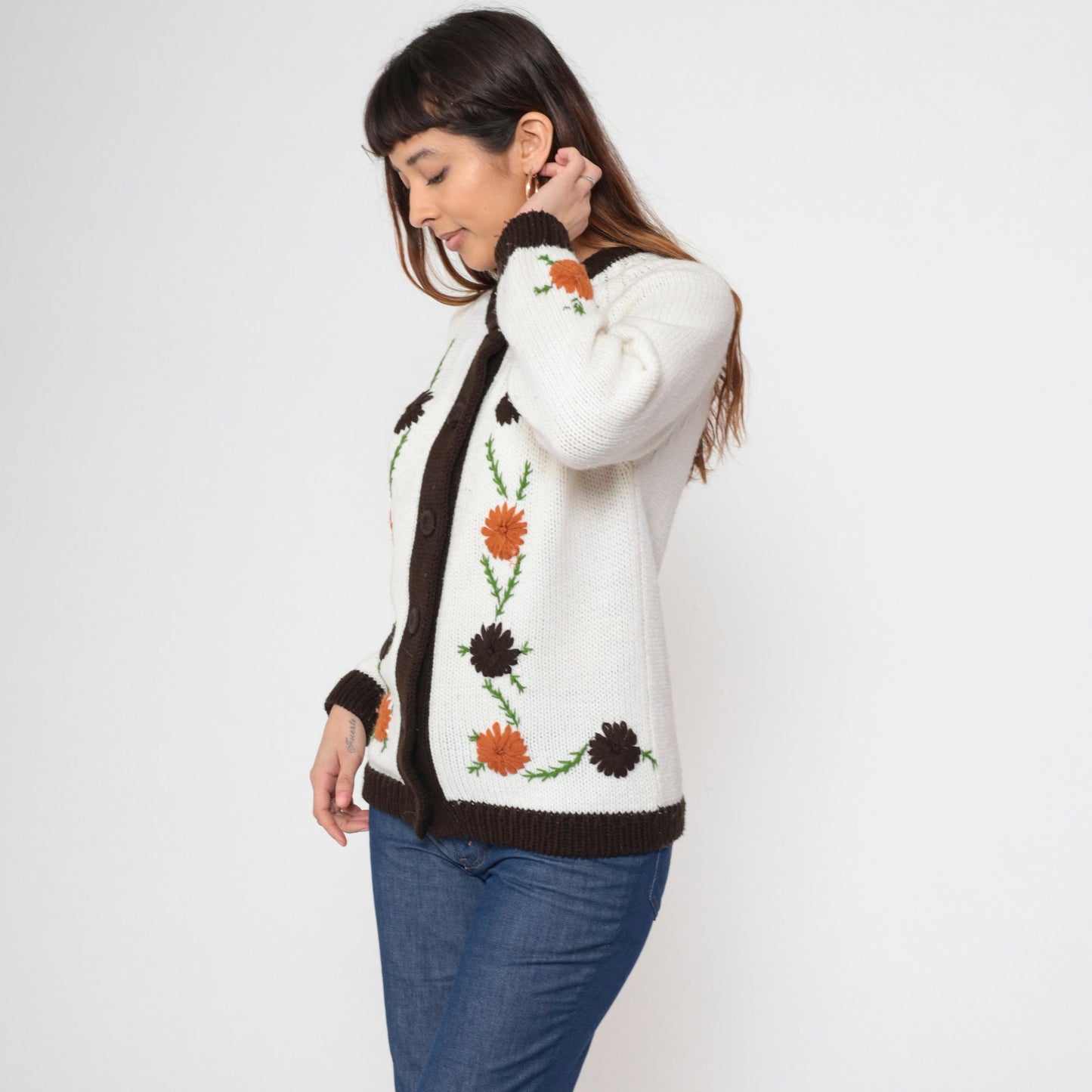 70s Floral Embroidered Cardigan White Acrylic Knit Raglan Sleeve Medium