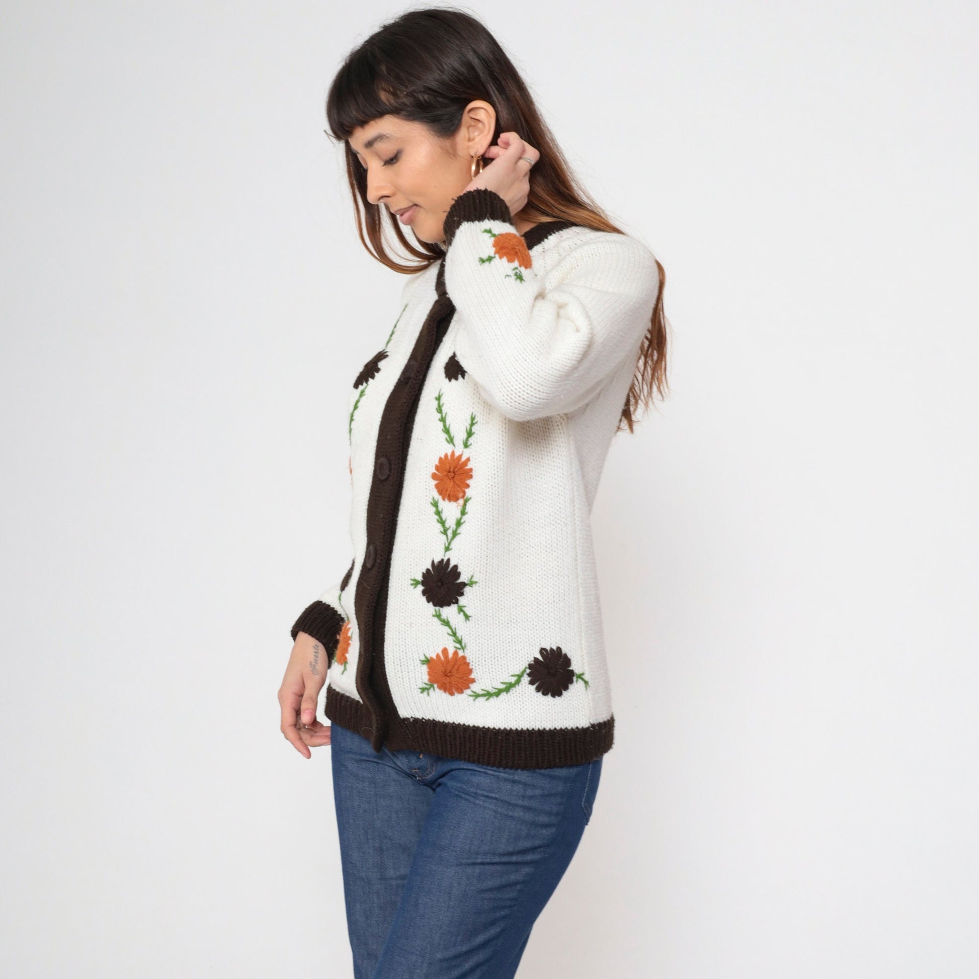 70s Floral Embroidered Cardigan White Acrylic Knit Raglan Sleeve Medium