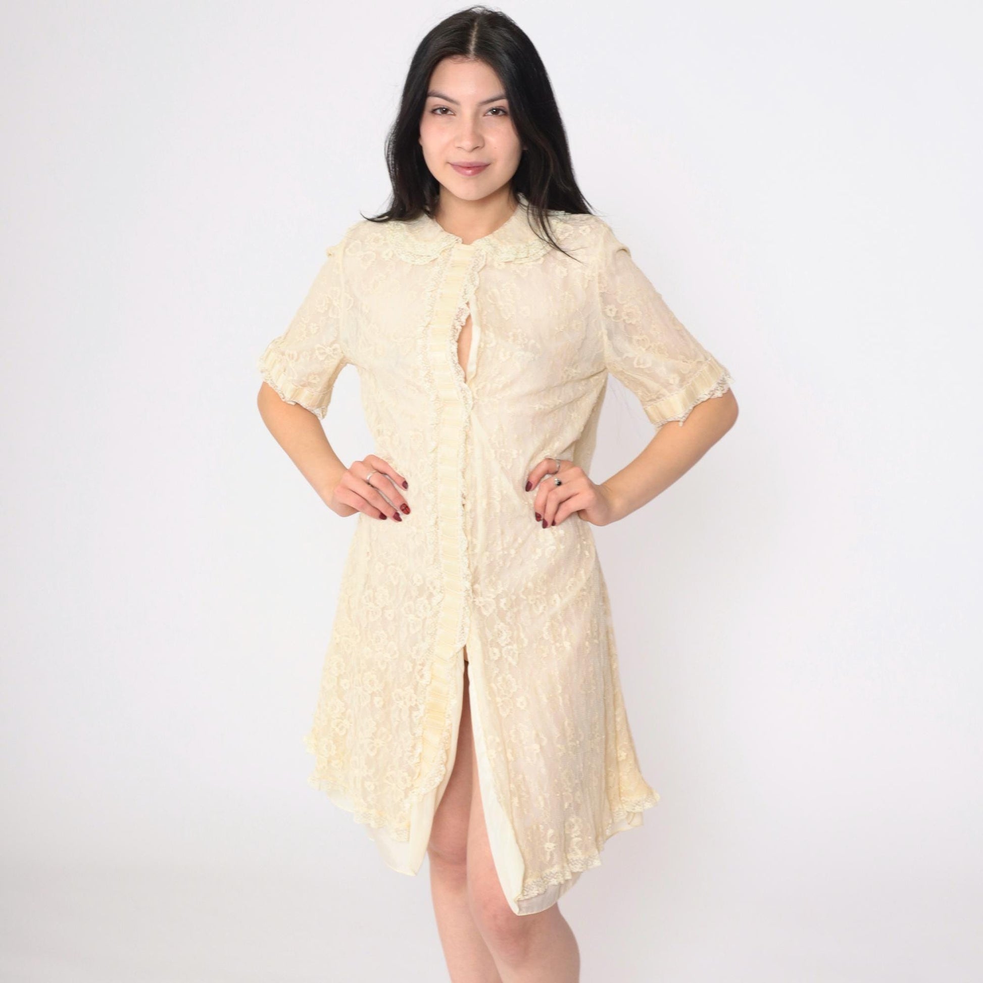 1960s Cream Lace Nightgown Peter Pan Collar Snap Front Small
