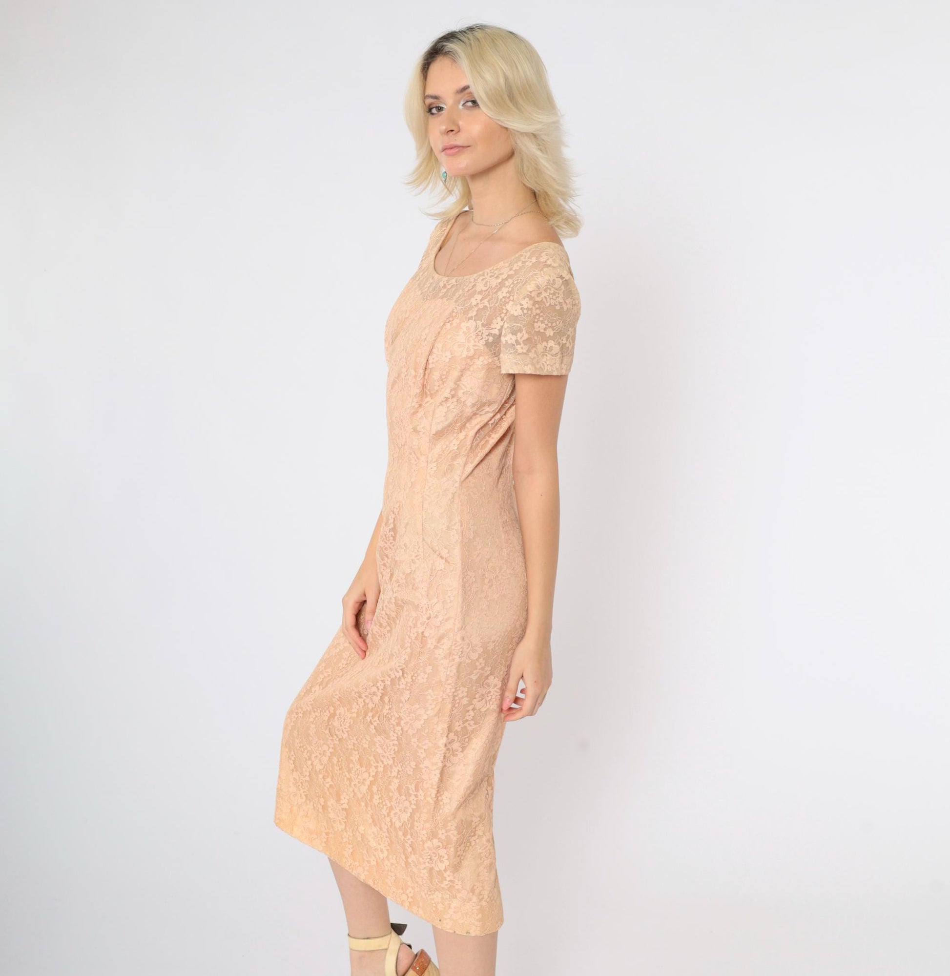 1960s Peach Lace Midi Dress Sweetheart Neckline Short Sleeve Small