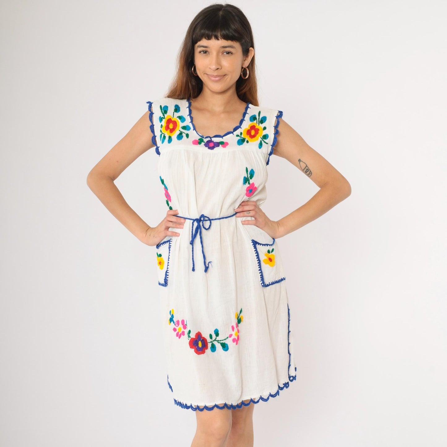 90s Mexican Embroidered White Cotton Gauze Mini Dress Floral Scallop Trim Medium M