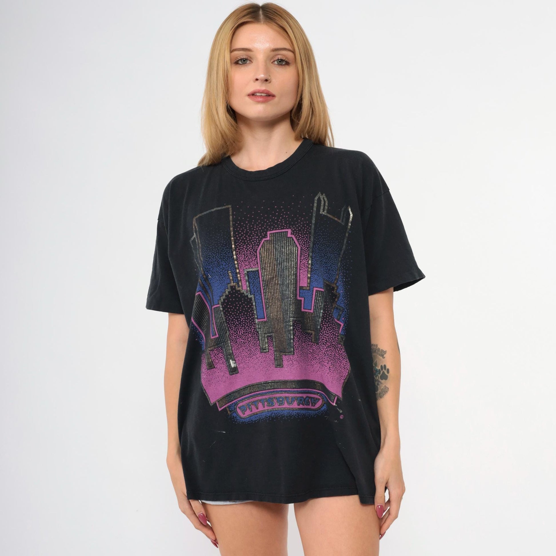 90s Pittsburgh Cityscape Metallic Graphic T-Shirt Black Large