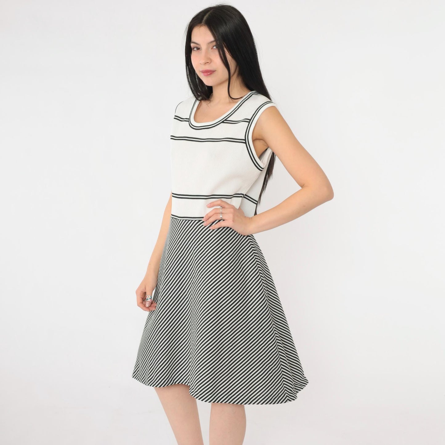 70s Mod Striped Shift Dress Black White Op Art Sleeveless Knee-Length Medium