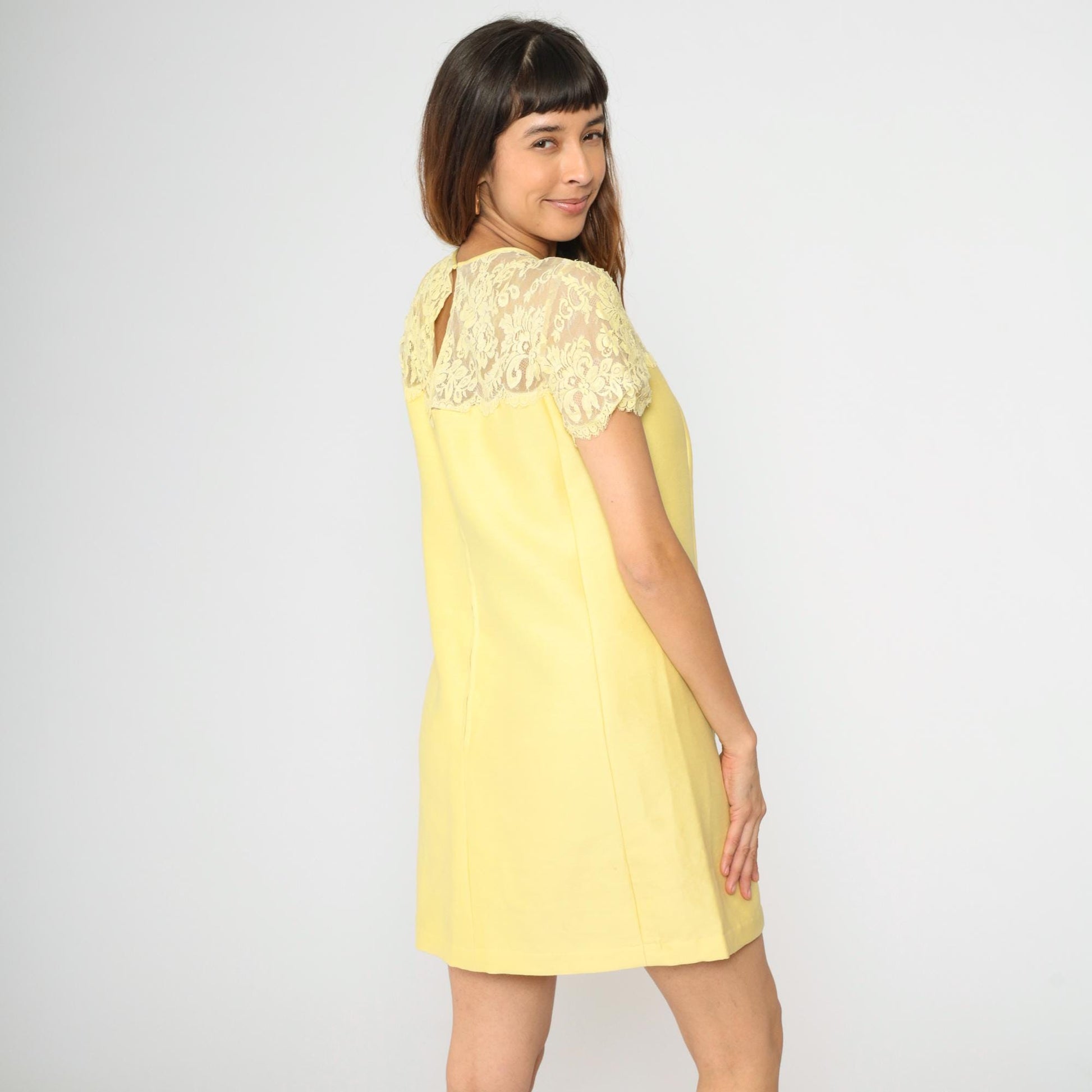 1960s Yellow Lace Yoke Mini Shift Dress Short Sleeve Pockets Small