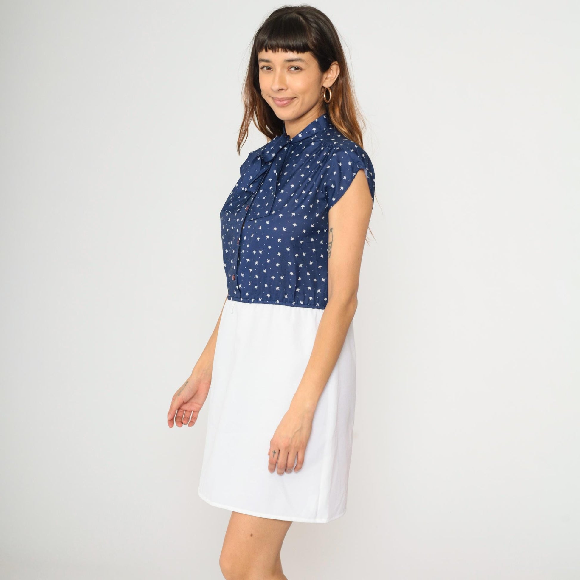 70s Two-Tone Mini Dress Navy White Ascot Bow Cap Sleeve Button Front Medium