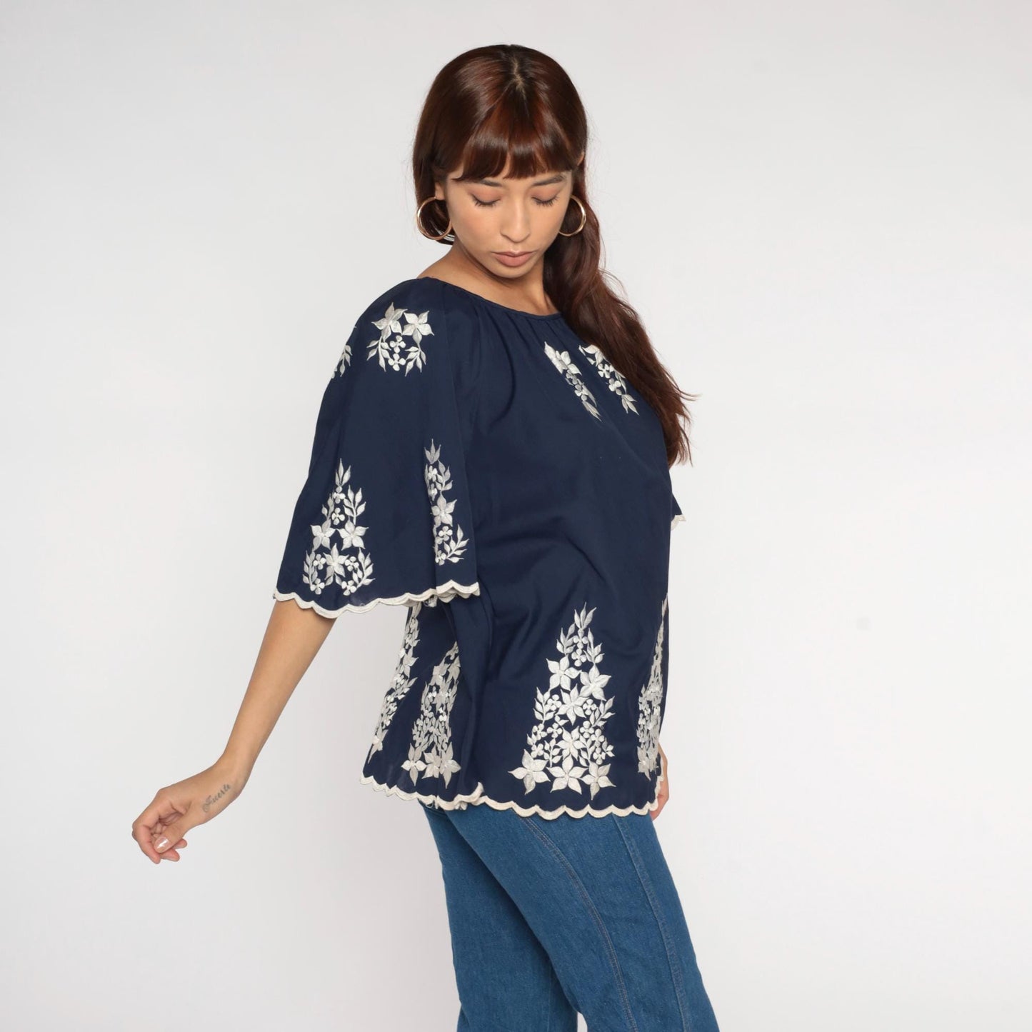 70s Embroidered Peasant Blouse White Navy Floral Bell Sleeve Tunic Medium