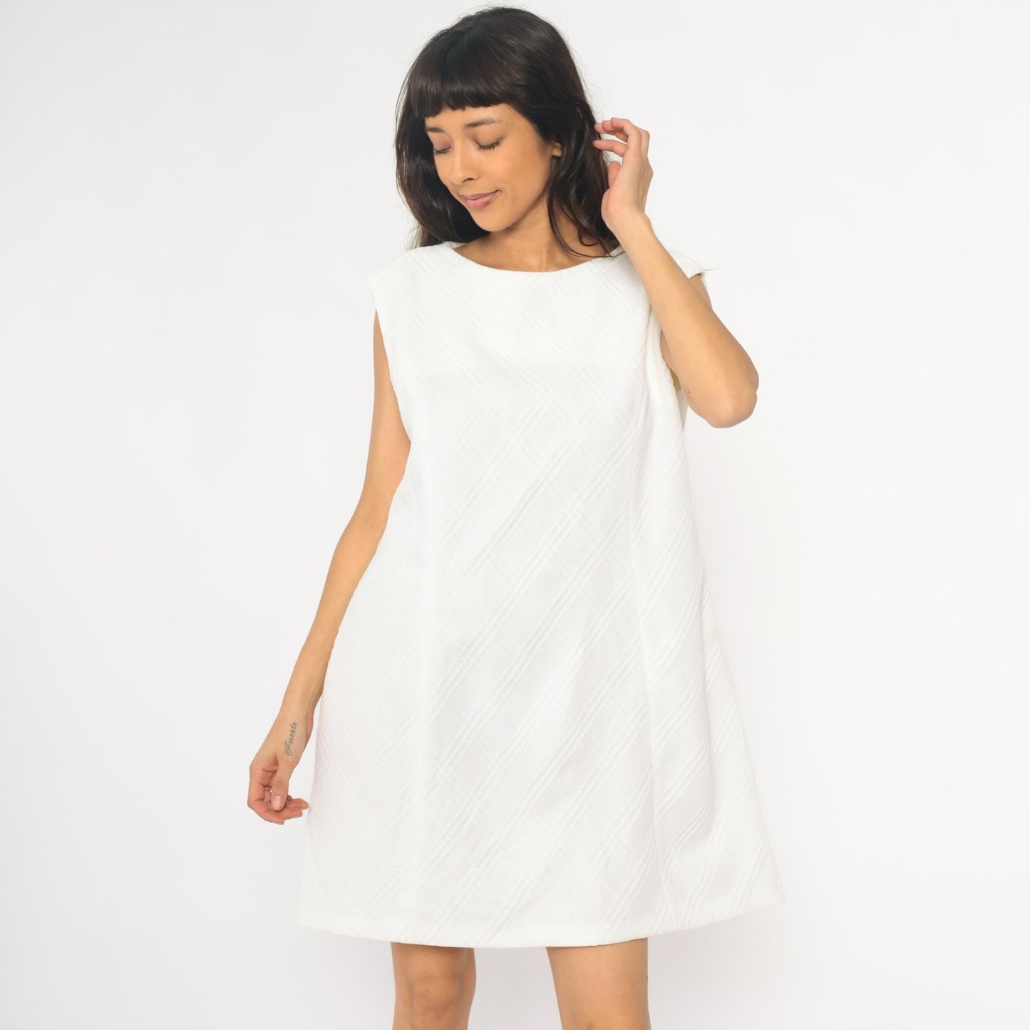 70s White Shift Dress Quilted Texture Sleeveless Knee-Length Crew Neck Medium M