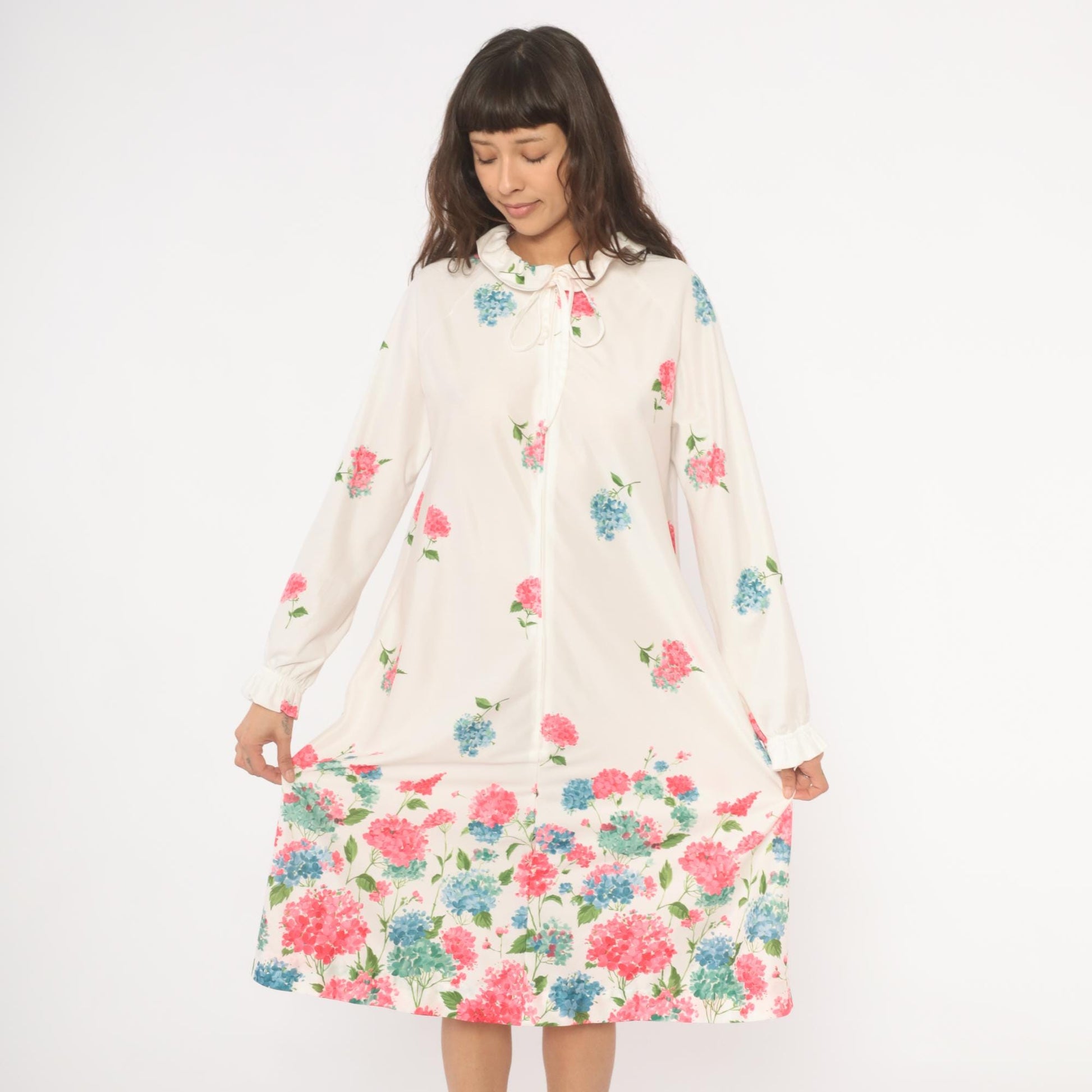 70s Travel Lite Hydrangea Floral Housecoat Ivory Ruffle Tie Neck Medium