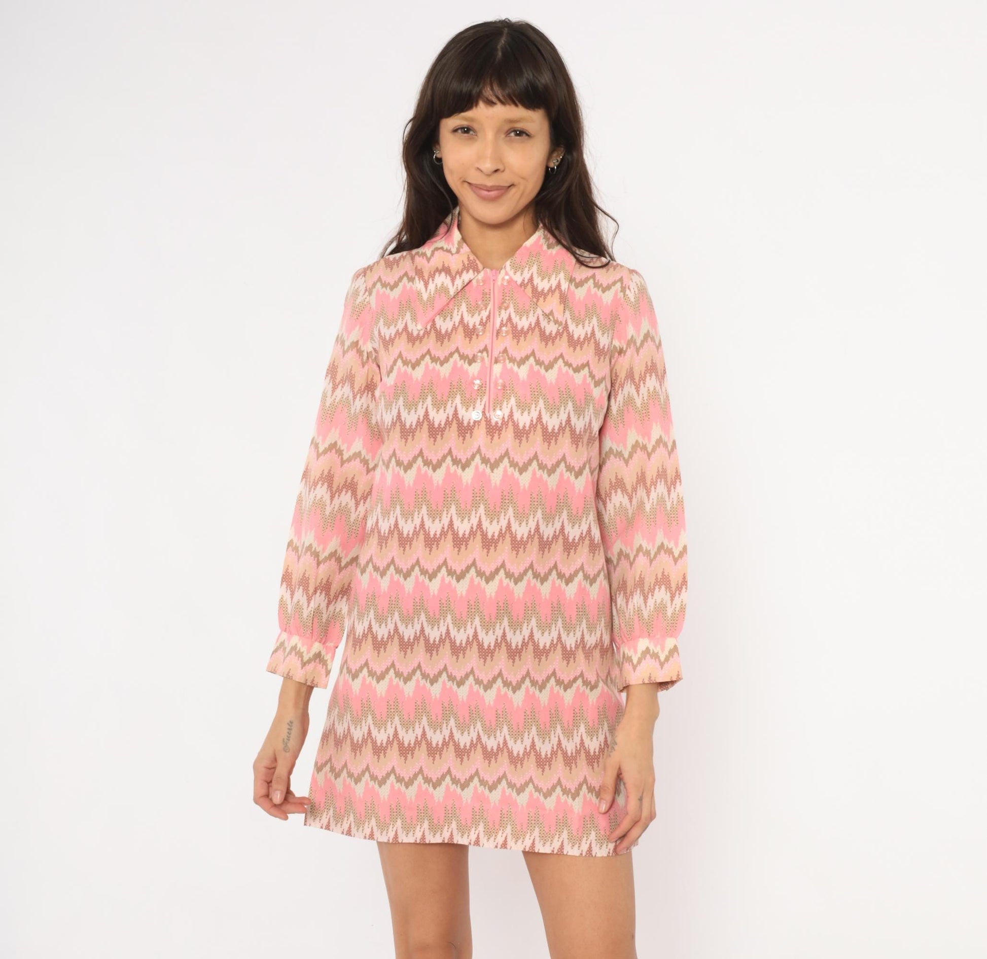 1970s Pink Tan Chevron Mini Dress Shift Pointed Collar Long Sleeve Extra Small XS