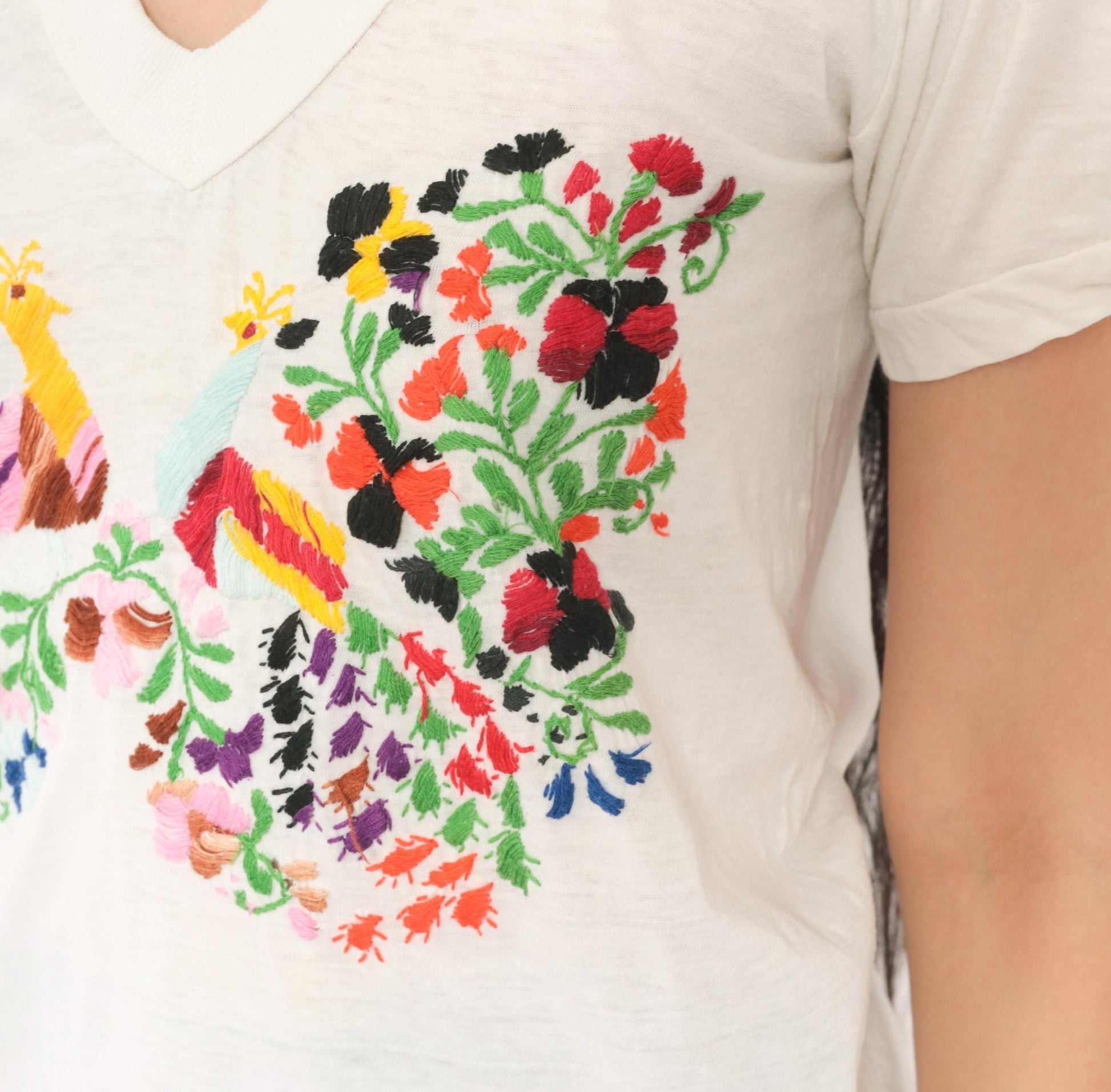 80s Embroidered Peacock Floral V-Neck Tee Cream Cotton Folk Art Small S