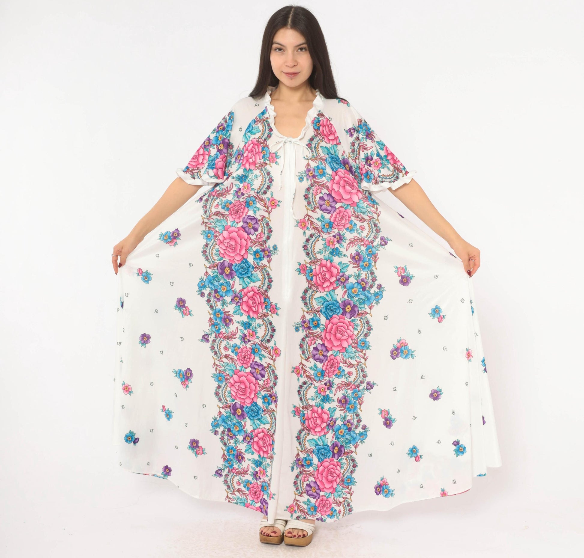 80s White Floral Maxi Housecoat Rose Print Ruffle Neckline Zip Robe Medium Large
