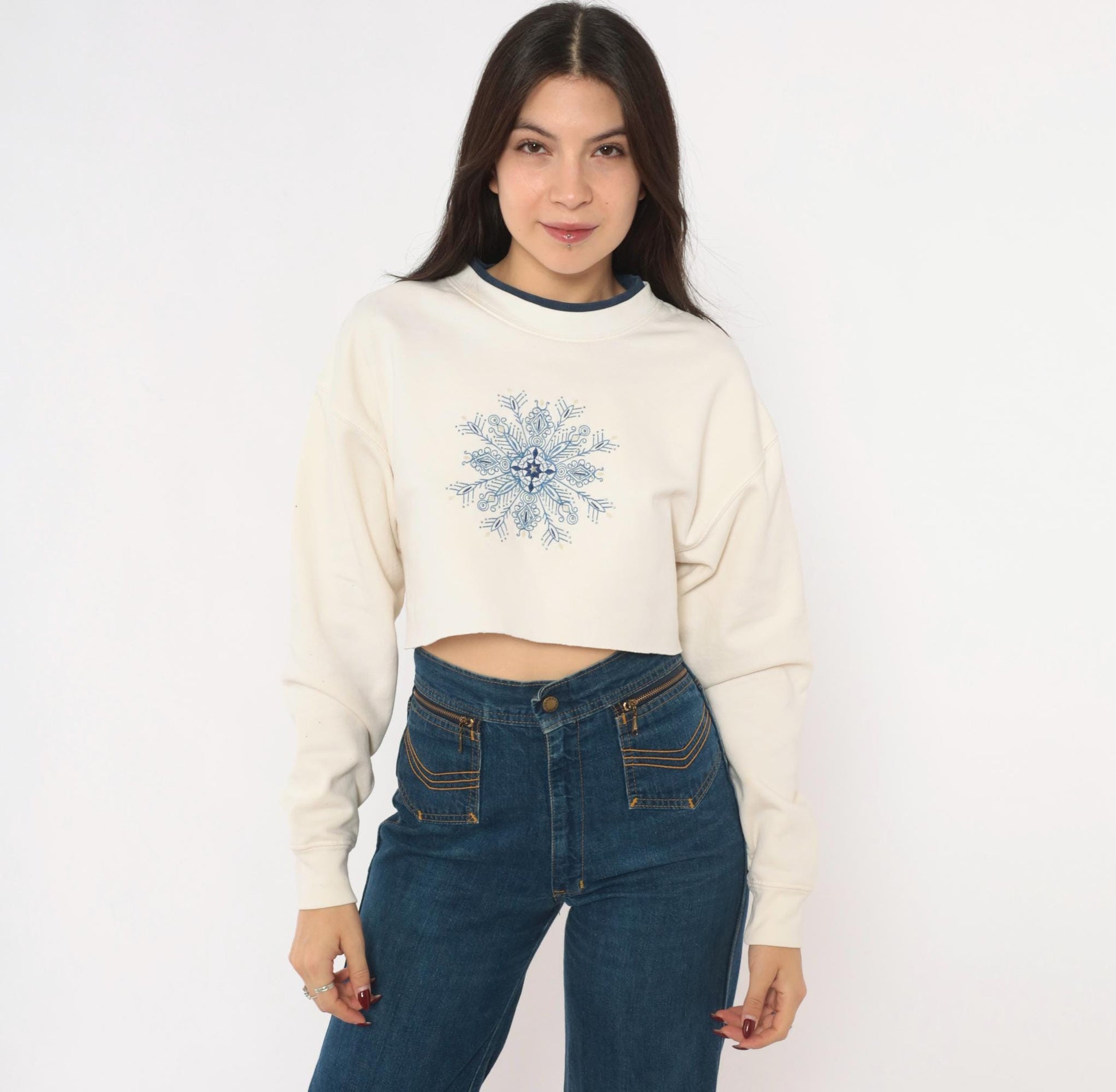 90s M&C Sportswear Snowflake Mandala Embroidered Crop Sweatshirt Cream Navy Medium