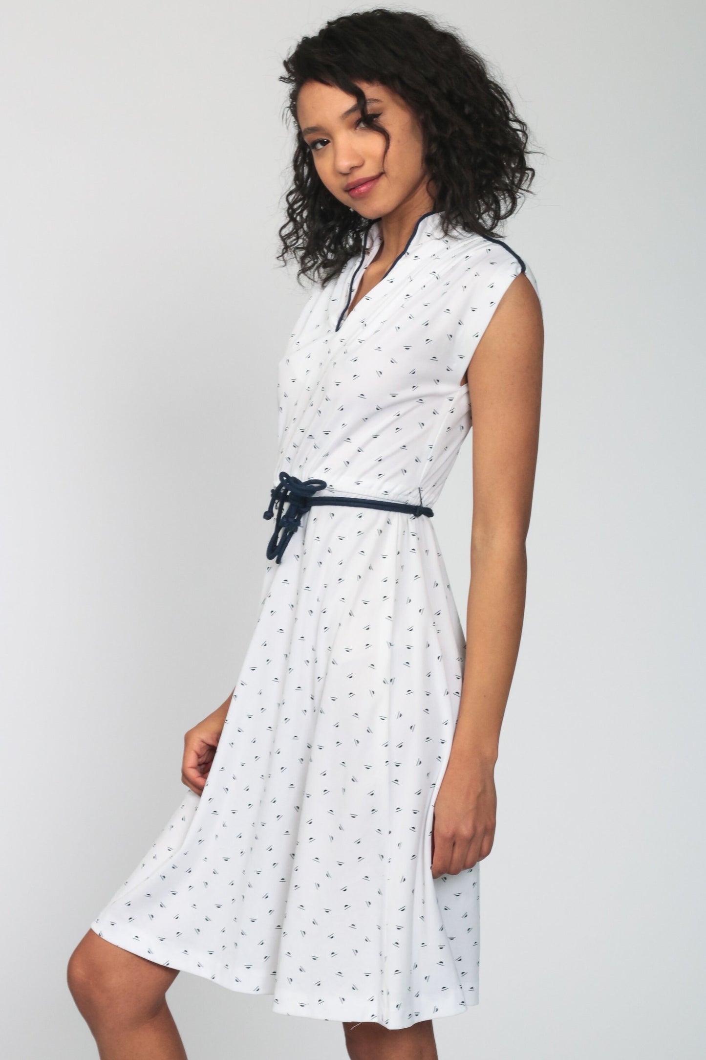 70s White Geometric Midi Dress Cap Sleeve V-Neck Elastic Waist Small