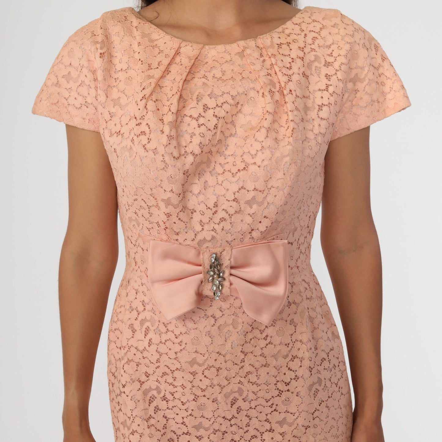 1960s Pink Lace Cocktail Dress Bow Neckline Knee-Length Sheath Small