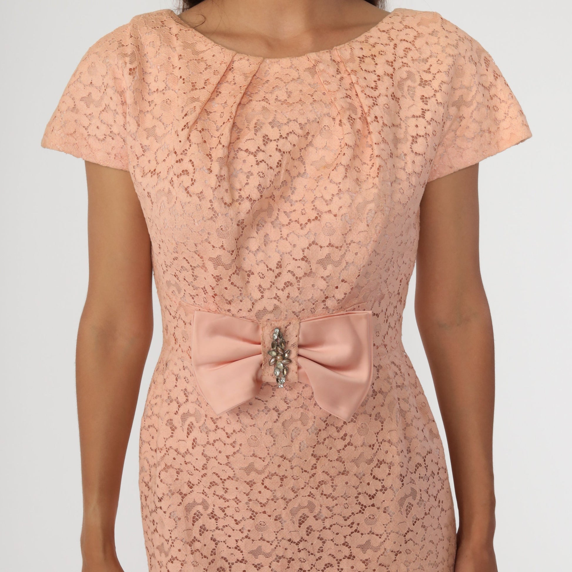 1960s Pink Lace Cocktail Dress Bow Neckline Knee-Length Sheath Small