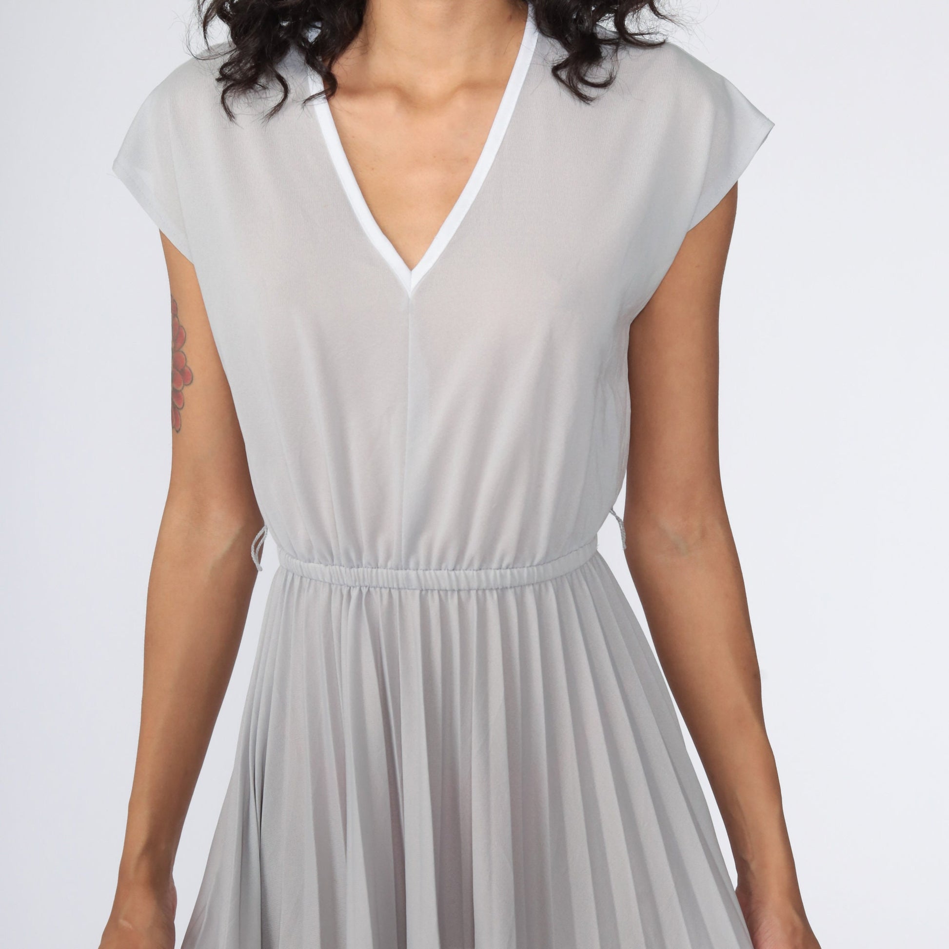 70s Grey Striped Pleated Midi Dress V-Neck High Waist Cap Sleeve Small Medium
