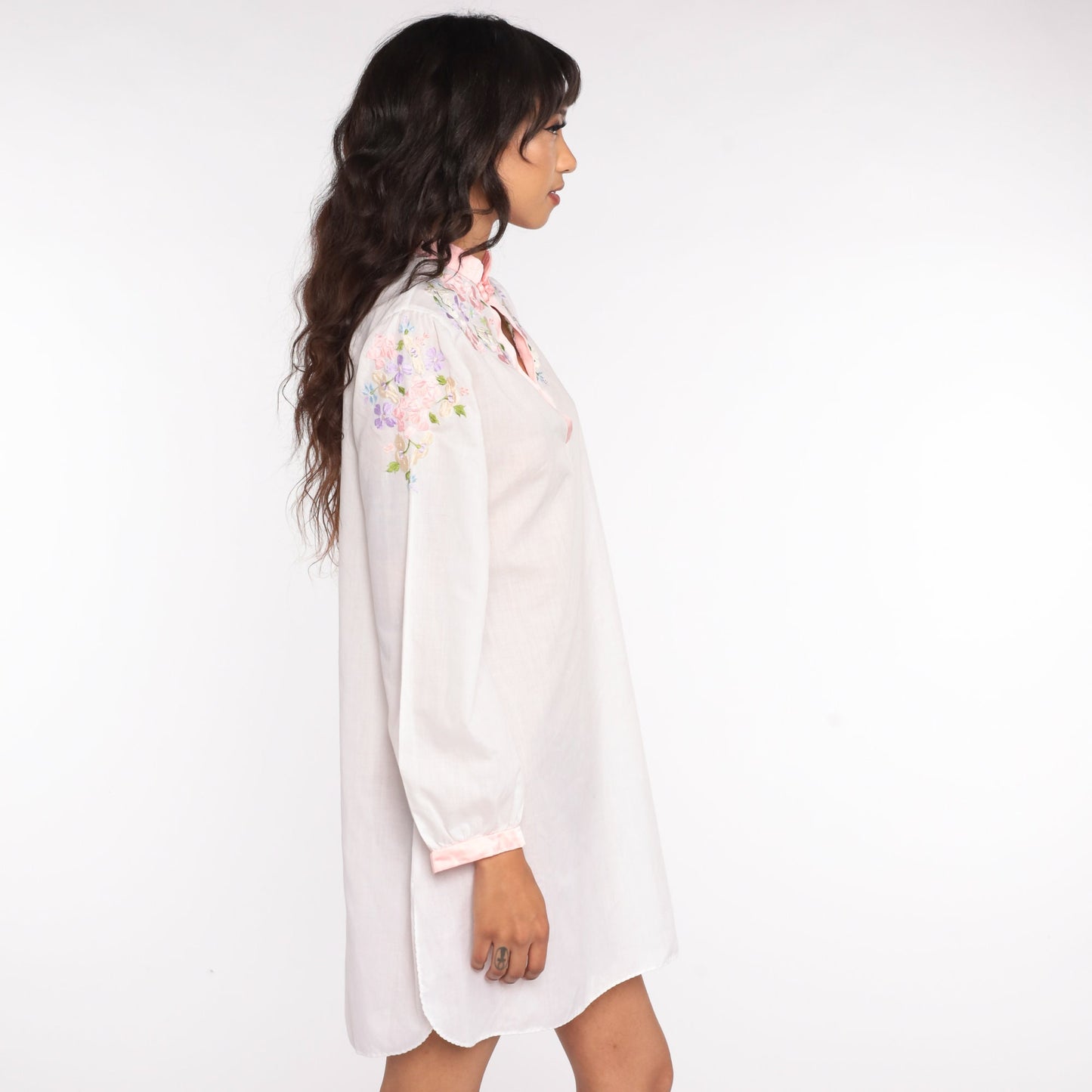 70s White Floral Embroidered Mini Dress Long Sleeve Shift Cut Small Medium