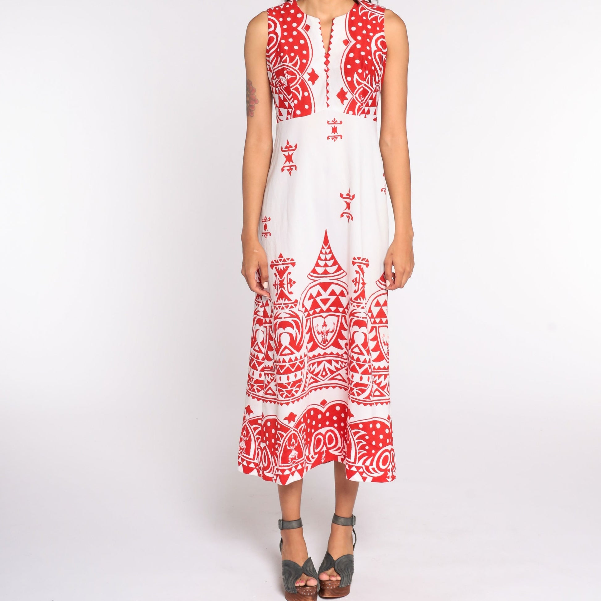 70s Maxi Dress Hindu God Print V-Neck Empire Waist Sleeveless Red White Medium