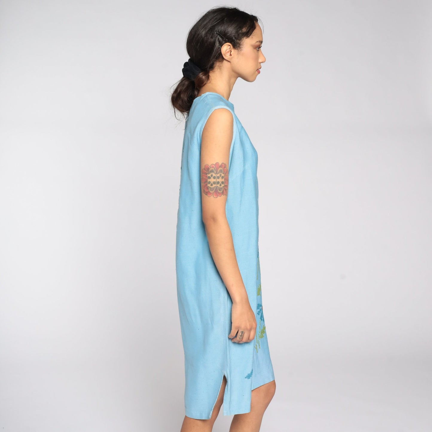 1960s Floral Embroidered Midi Dress Blue Sleeveless Sheath Small