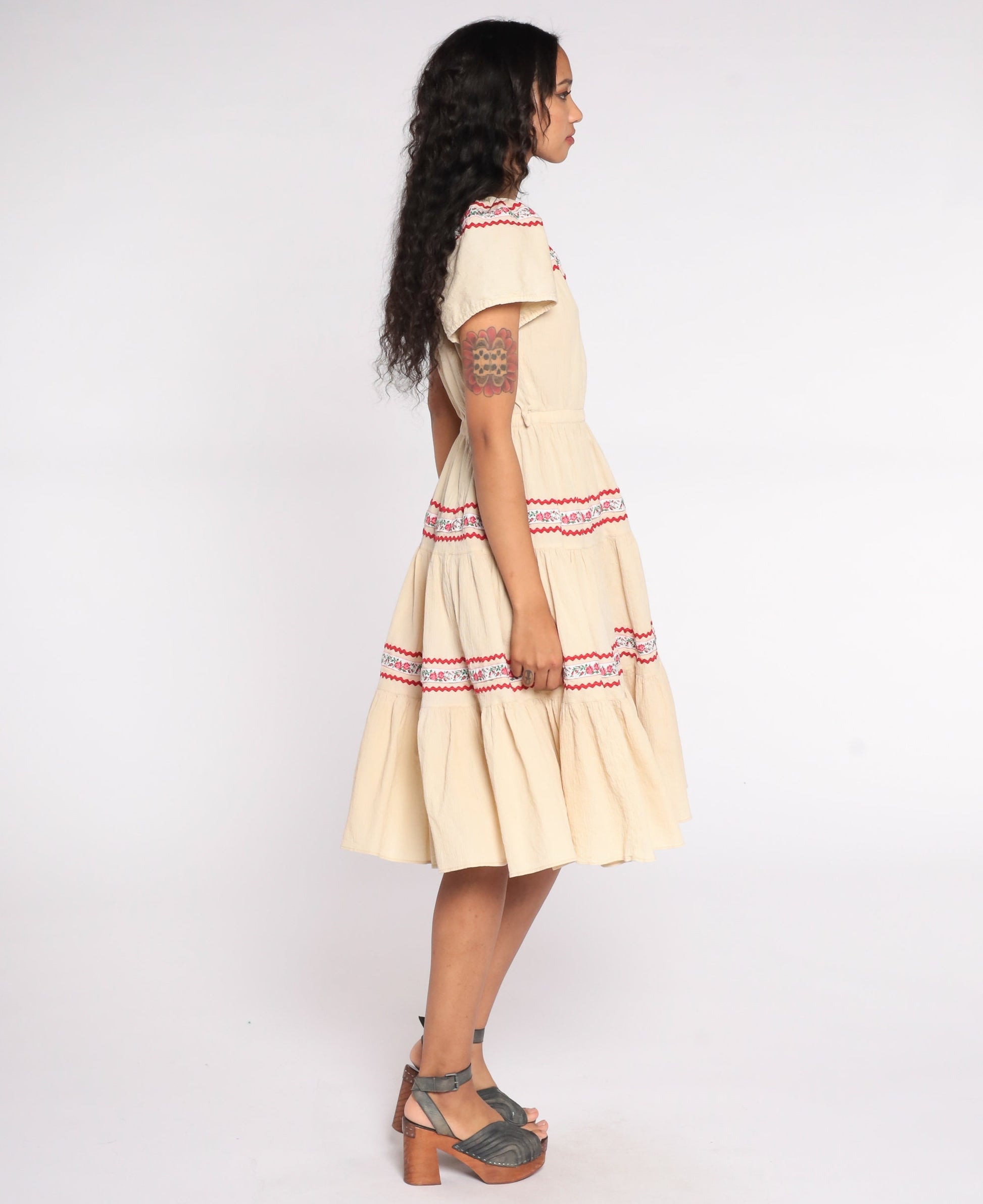 70s Tan Floral Peasant Dress Tiered Elastic Neckline Short Sleeve Small