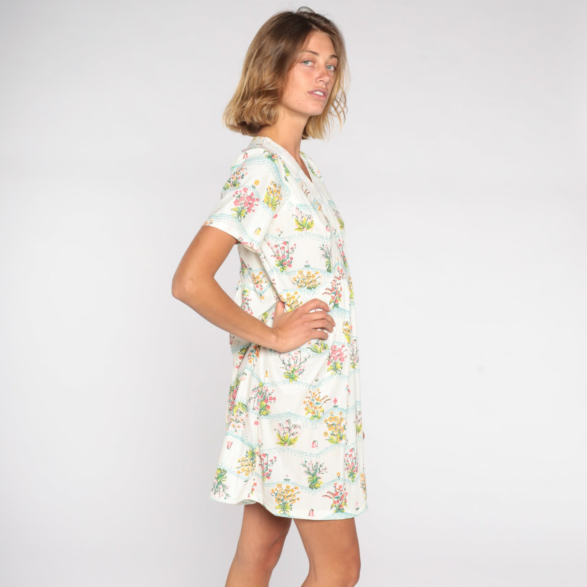 60s Floral Shift Dress White Wildflower Print V-Neck Lace Trim Medium