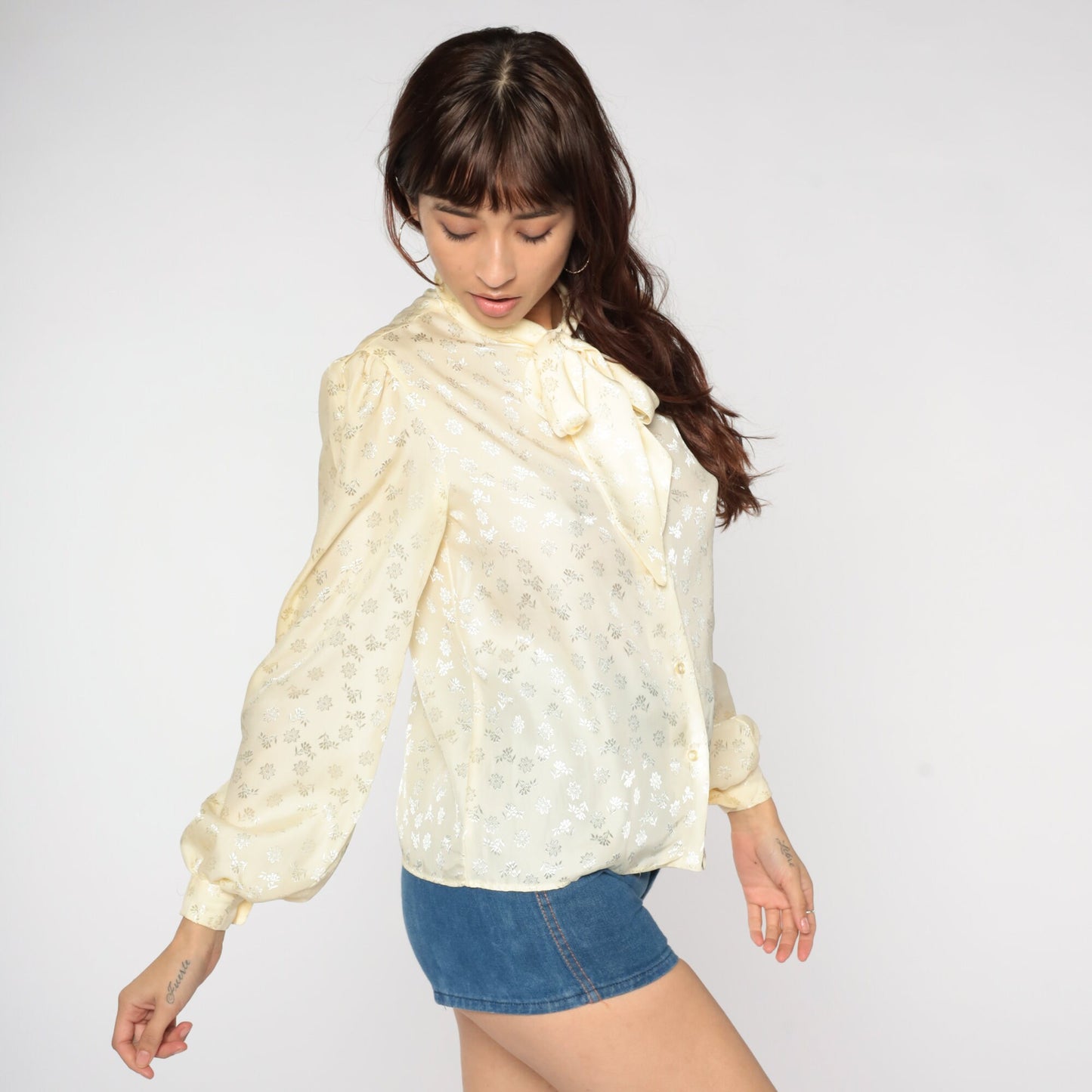 80s Cream Embossed Floral Blouse Ascot Bow Balloon Sleeve Button Up Small