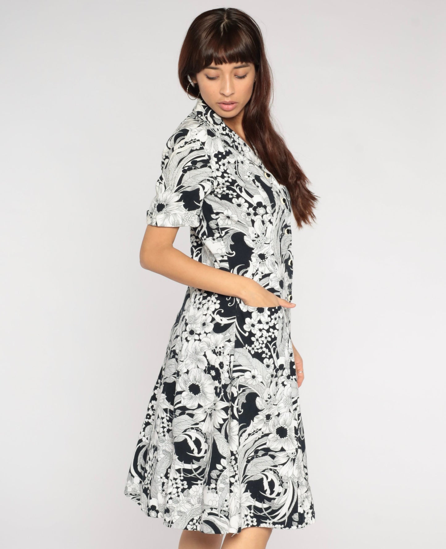 70s Black White Floral Shift Dress Knee Length Button Up Collar Short Sleeve Medium