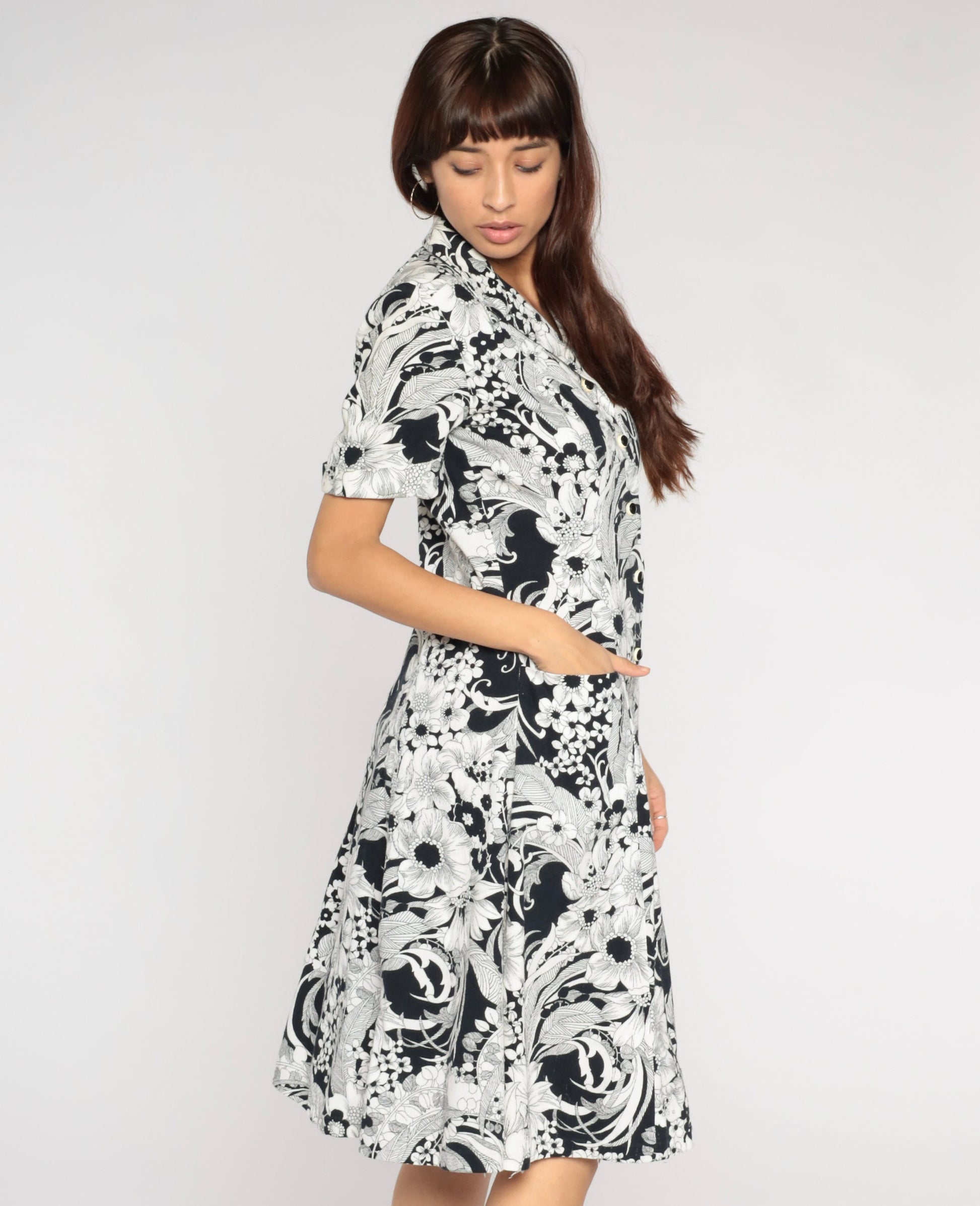 70s Black White Floral Shift Dress Knee Length Button Up Collar Short Sleeve Medium
