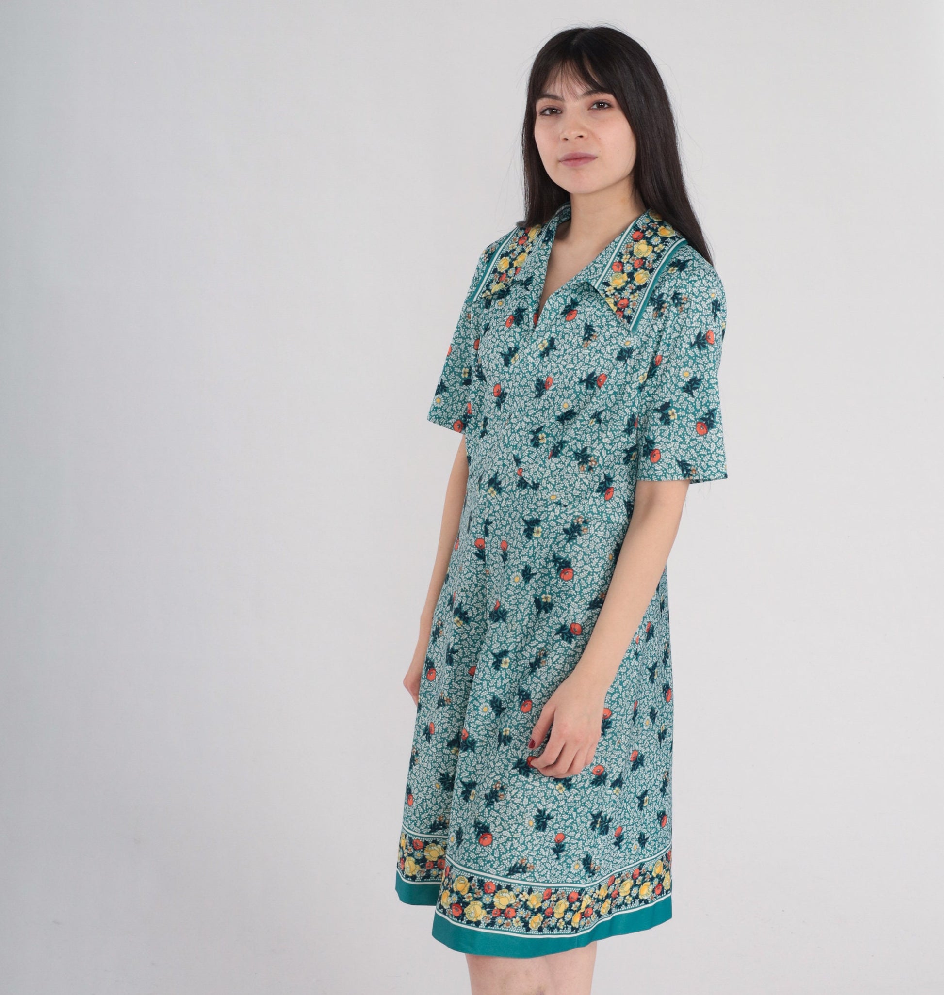 70s Green Floral Mini Dress Collared Shift Short Sleeve V Neck Medium
