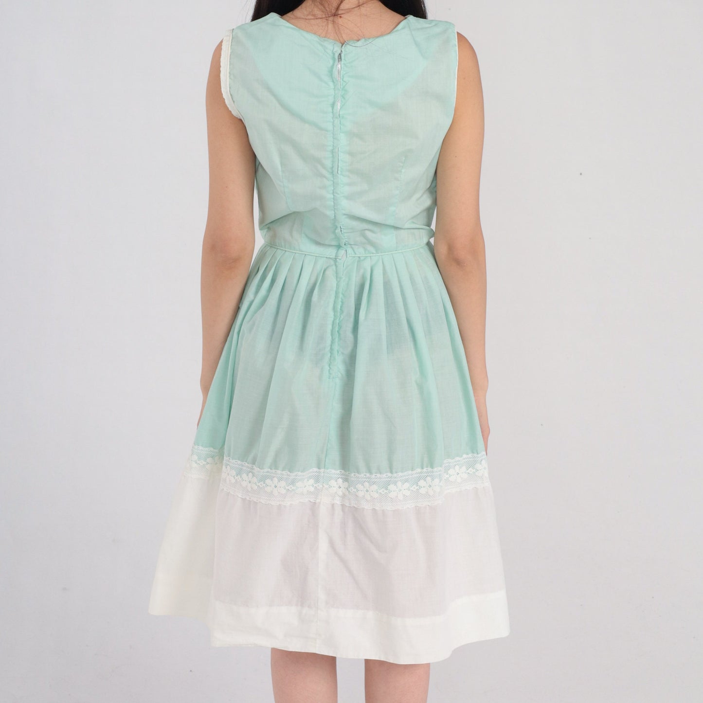 1960s White Green Lace Trim Sleeveless Dress Tie Belt Pleated Knee Length Small