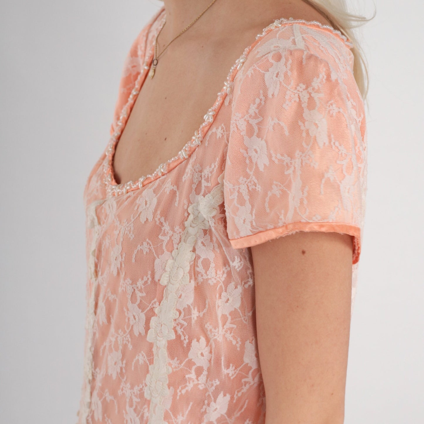 90s Peach Lace Dress White Floral Overlay Pearl Beaded Short Sleeve Knee Length Medium
