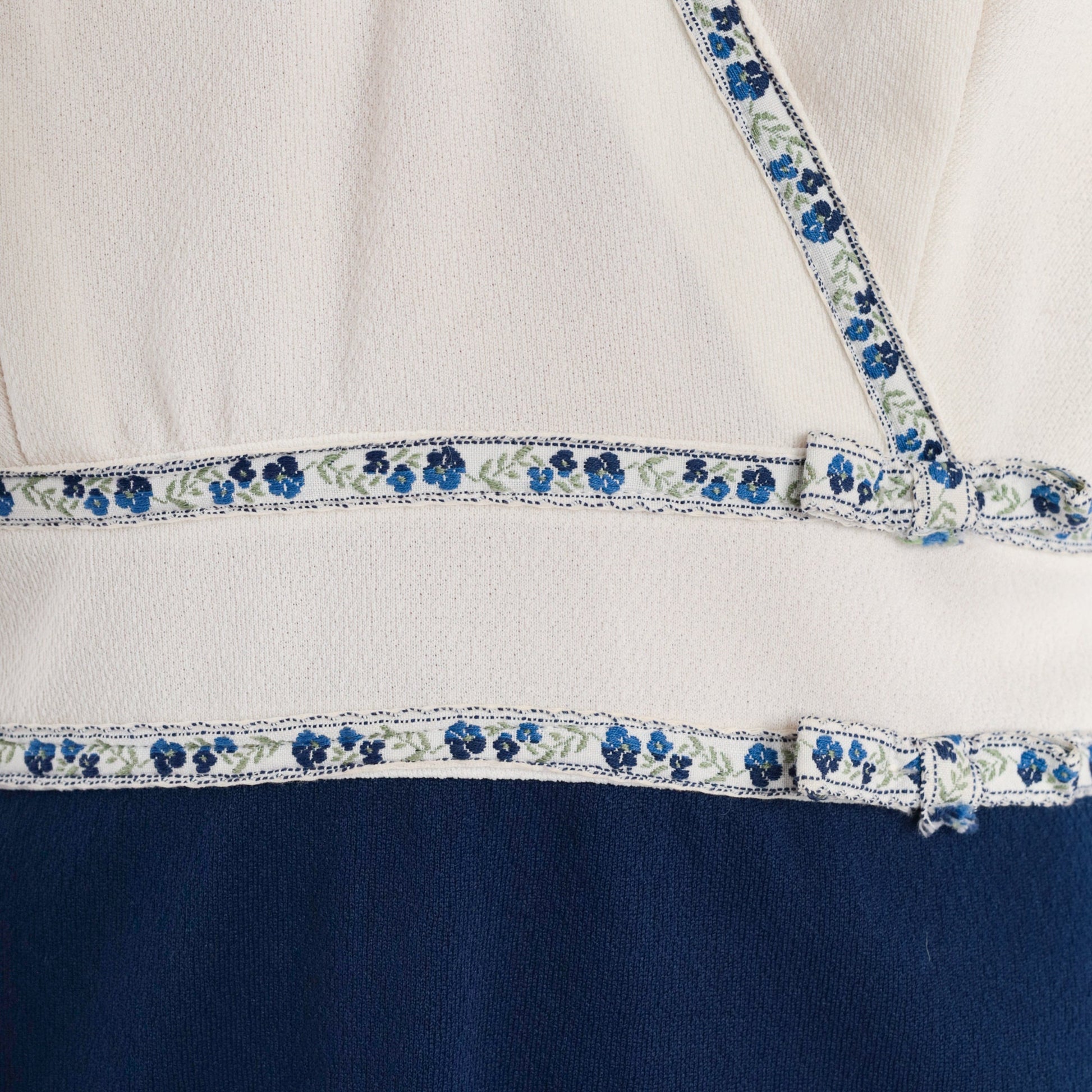 70s Blue White Color Block Mini Dress V-Neck High Waist Floral Trim Medium