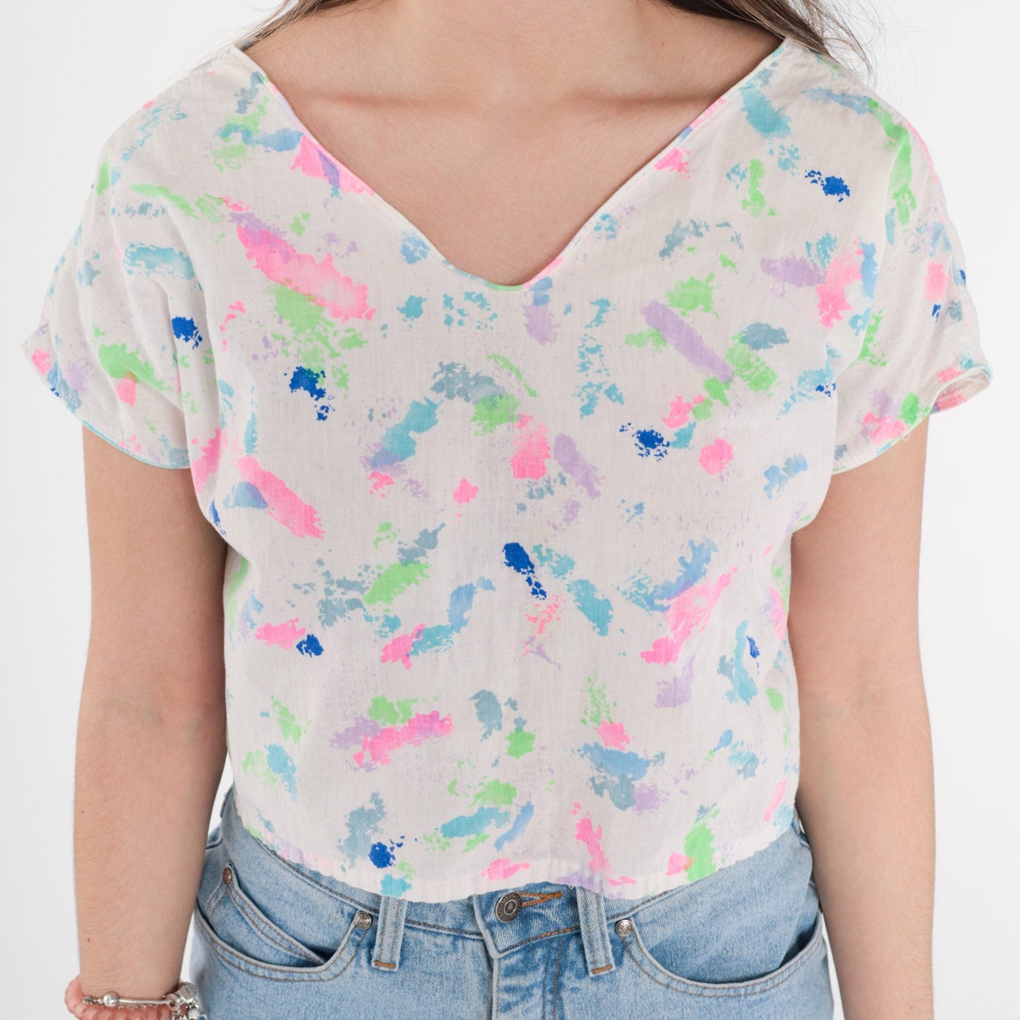 80s Paint Splatter Crop Top White Pink V-Neck Cap Sleeve Button Back Medium
