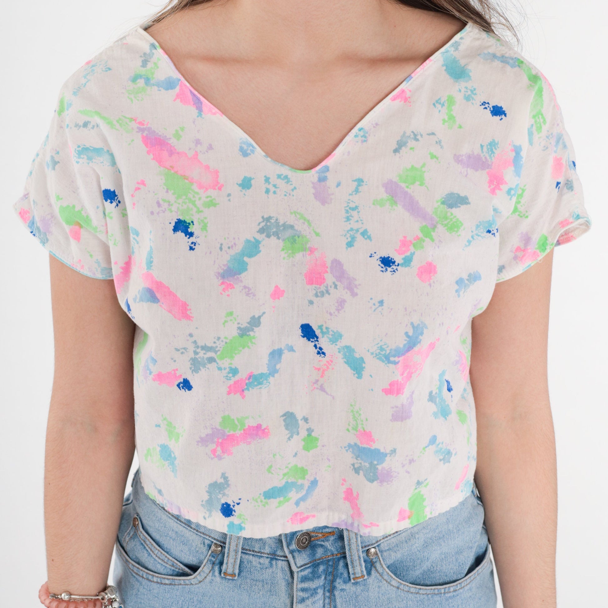 80s Paint Splatter Crop Top White Pink V-Neck Cap Sleeve Button Back Medium