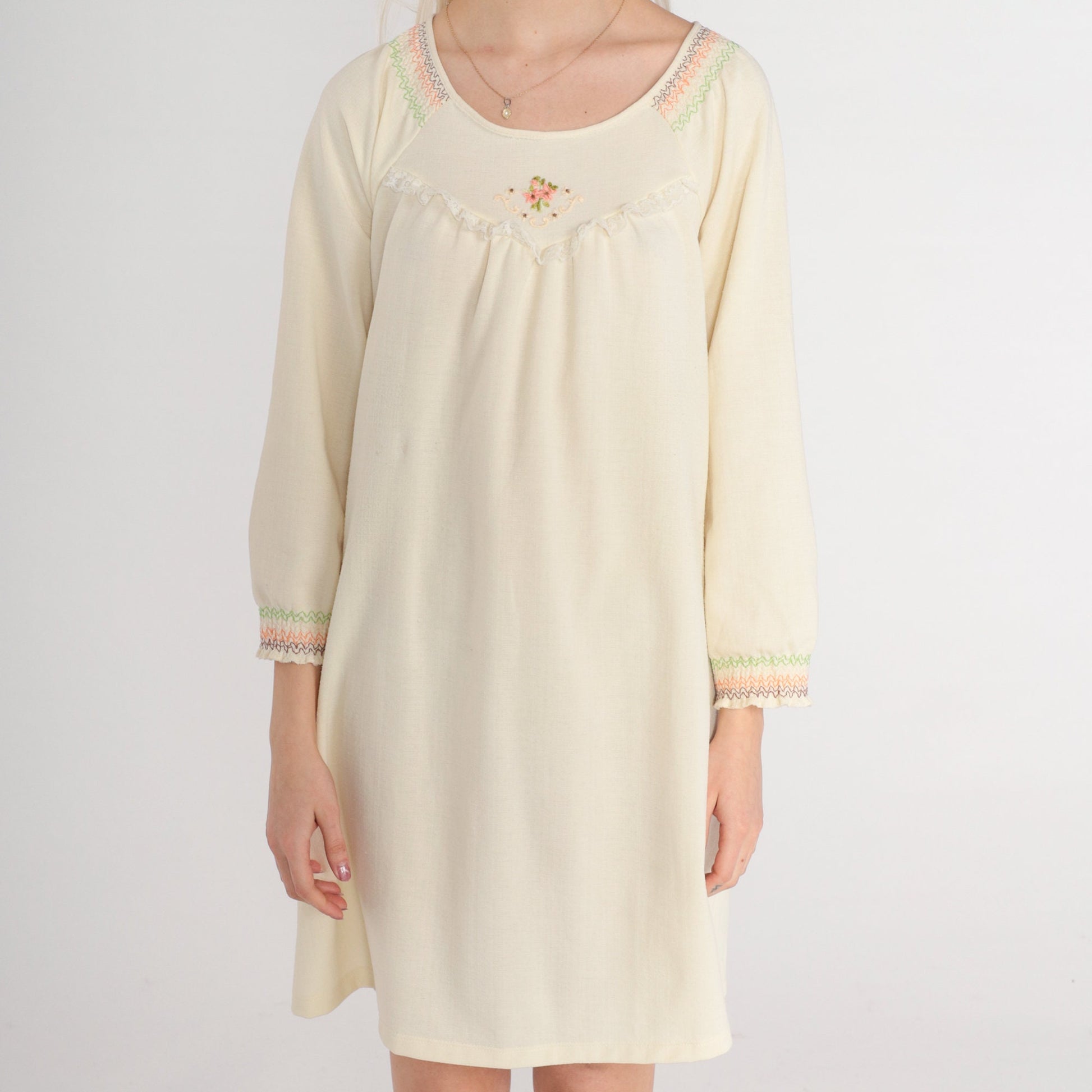70s Cream Floral Embroidered Shift Dress Long Raglan Sleeves Mini Medium Large
