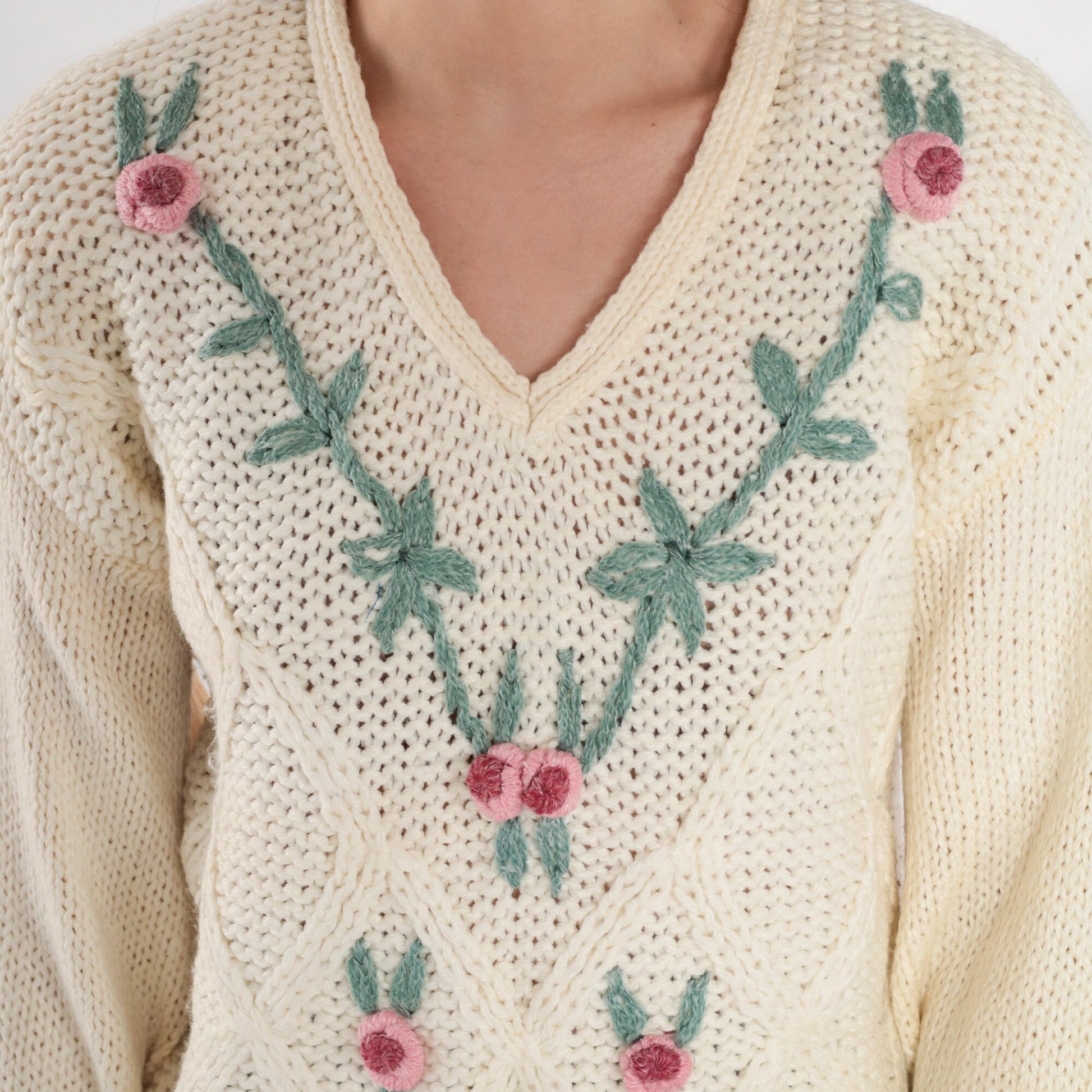 90s Cream Cable Knit Sweater V-Neck Floral Embroidered Pullover Medium