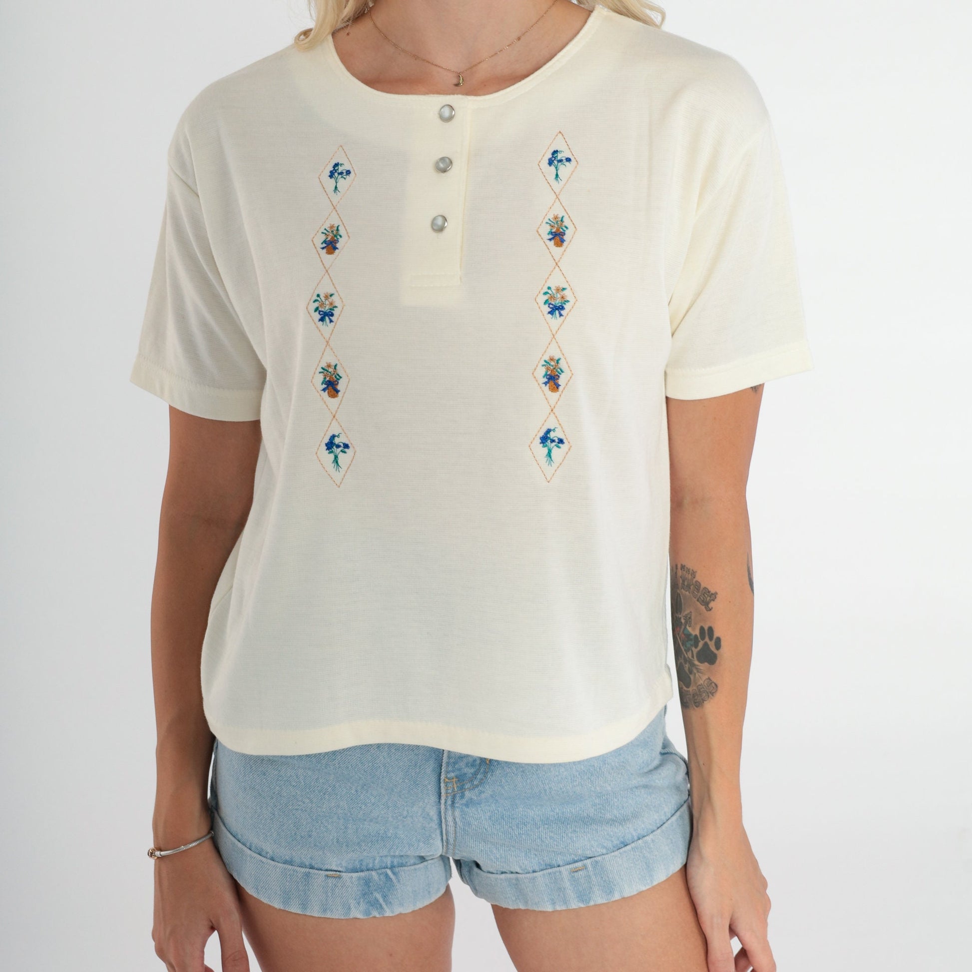 90s Floral Embroidered Henley Cream Snap-Up Tee Short Sleeve Medium M