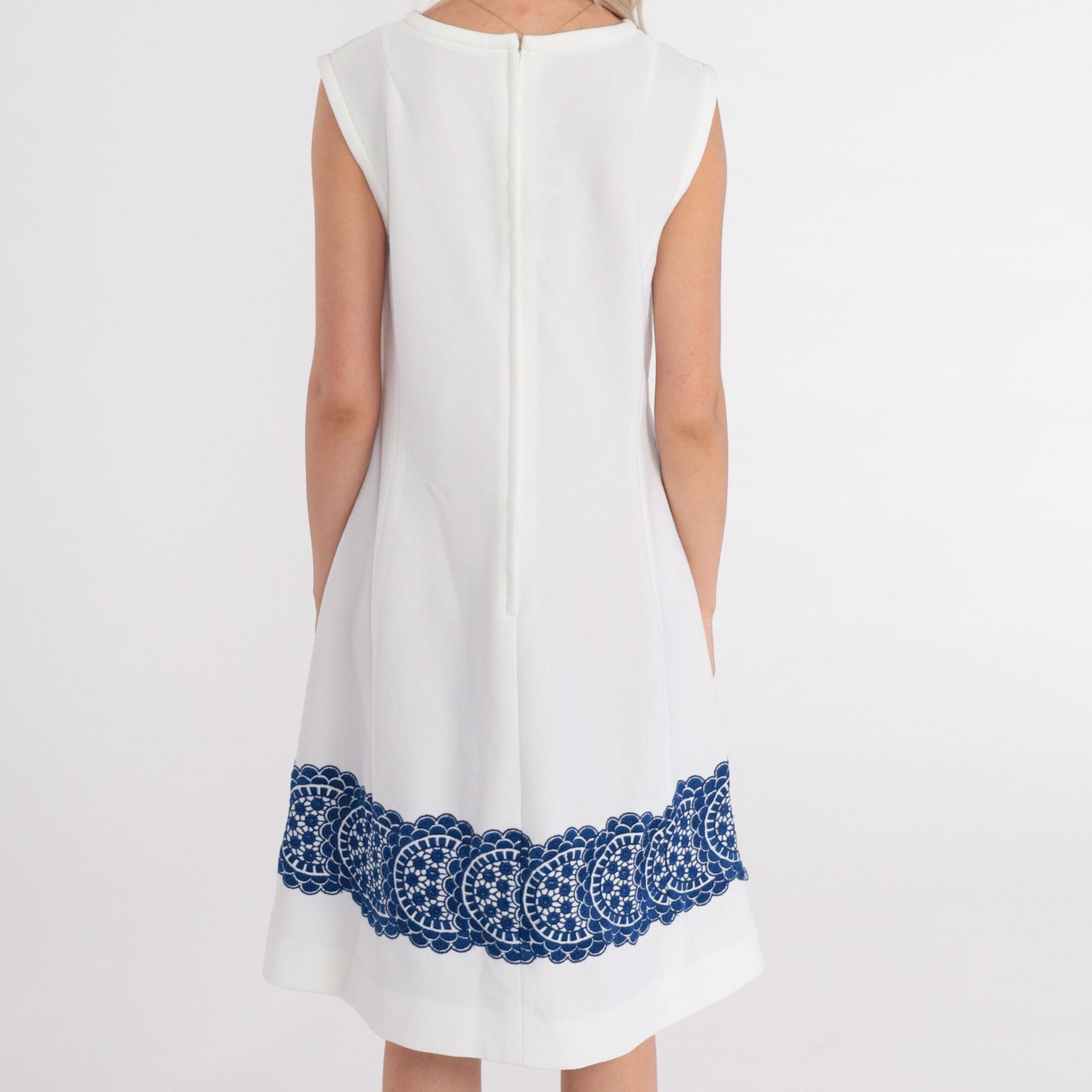 70s White Shift Dress Blue Mandala Print Sleeveless Knee-Length Medium