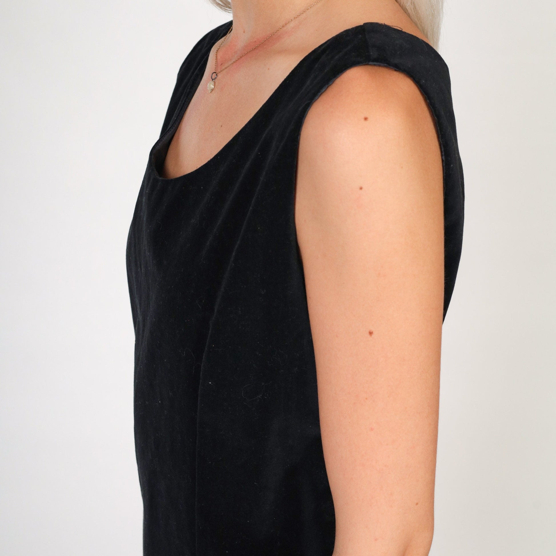 90s Black Velvet Mini Dress Scoop Neck Sleeveless Sheath Medium