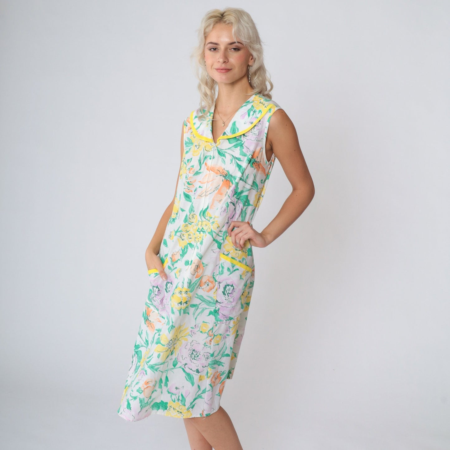 1970s White Floral Shift Dress Rounded Collar Zip Front Knee Length Small S